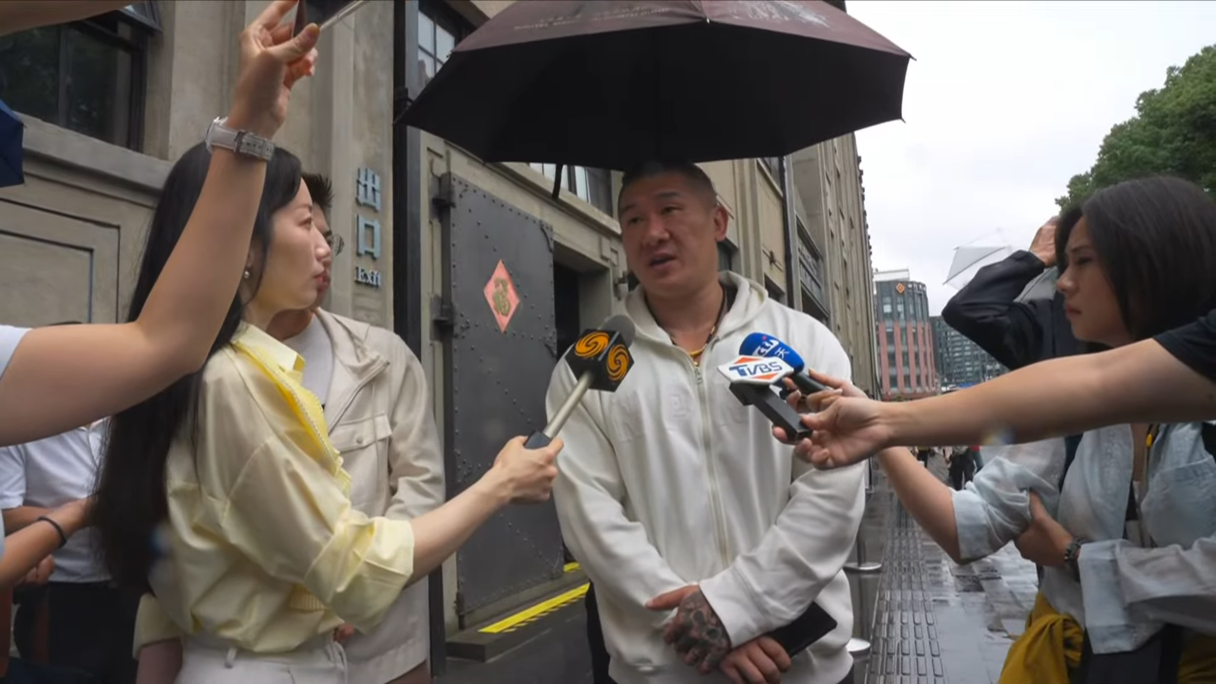 館長今早參觀「四行倉庫」，隨後接受媒體訪問，他坦言內心感觸很深。（翻攝自館長惡名昭彰YouTube頻道）