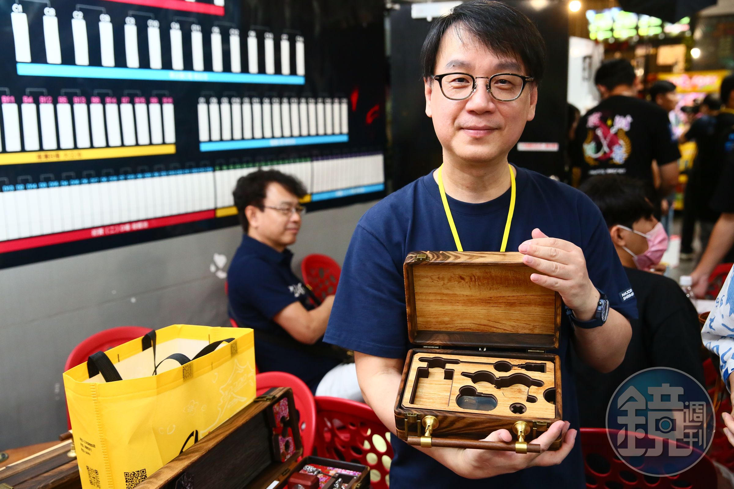 張林裕除了是釣蝦文化發展協會理事長，也是釣蝦交流平台「蝦戰天下」的創辦人，他自己開發釣蝦工具箱，因體積小，又戲稱為「偷跑箱」。