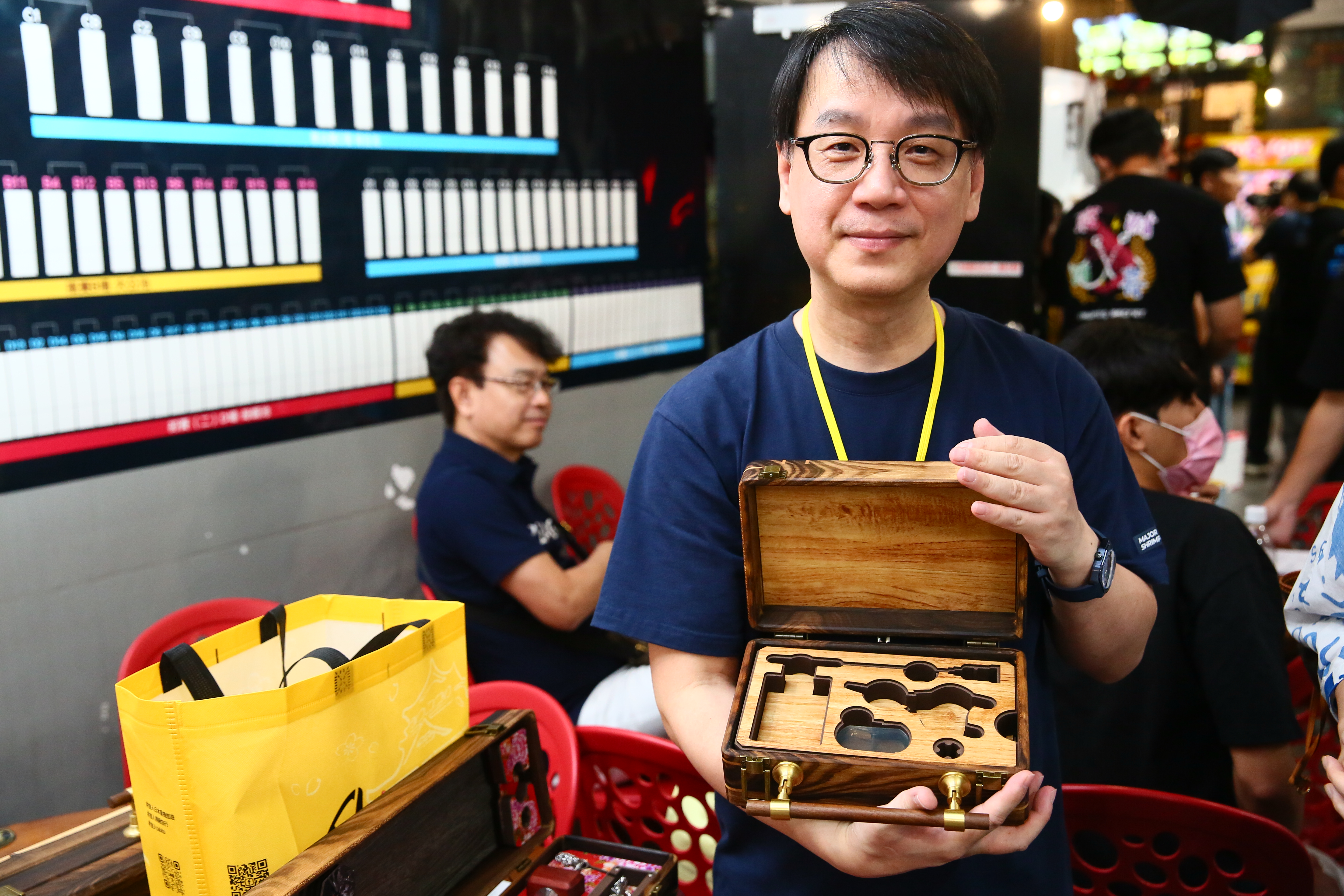 張林裕除了是釣蝦文化發展協會理事長，也是釣蝦交流平台「蝦戰天下」的創辦人，他自己開發釣蝦工具箱，因體積小，又戲稱為「偷跑箱」。