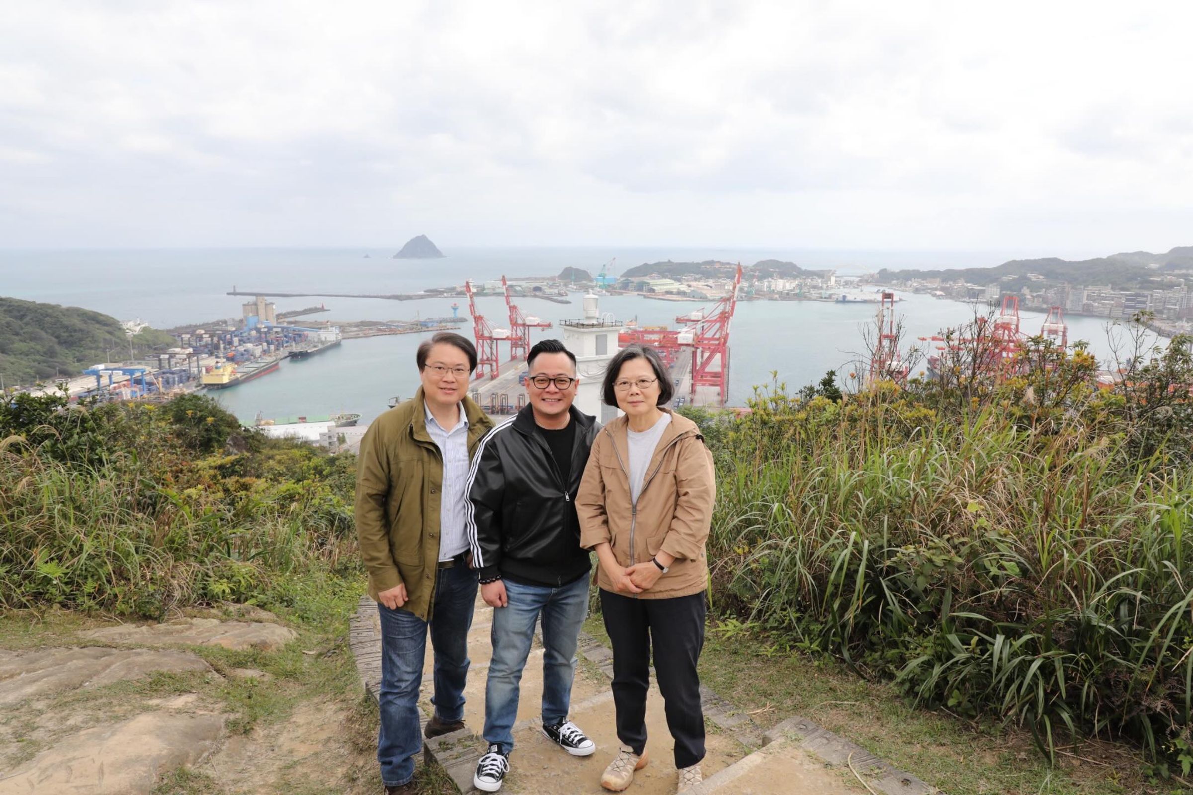 童子瑋日前邀請前總統蔡英文、前基隆市長林右昌一起爬山、共進午餐。(翻攝自童子瑋Threads)
