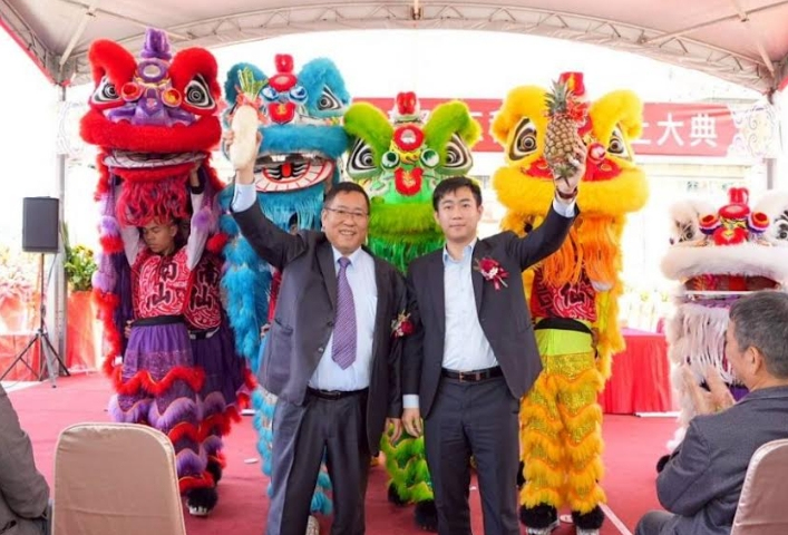 都美建設董事長曹來春（左）掛保證，「大河商爵」絕對是北士科最便宜建案。總經理曹俊傑（右）則推自家產品性價比高。（業者提供）