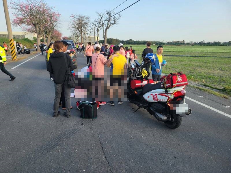 遭撞男童當場OHCA,送醫搶救一小時後,因未恢復自發呼吸、心跳,最終宣告不治。(翻攝畫面)