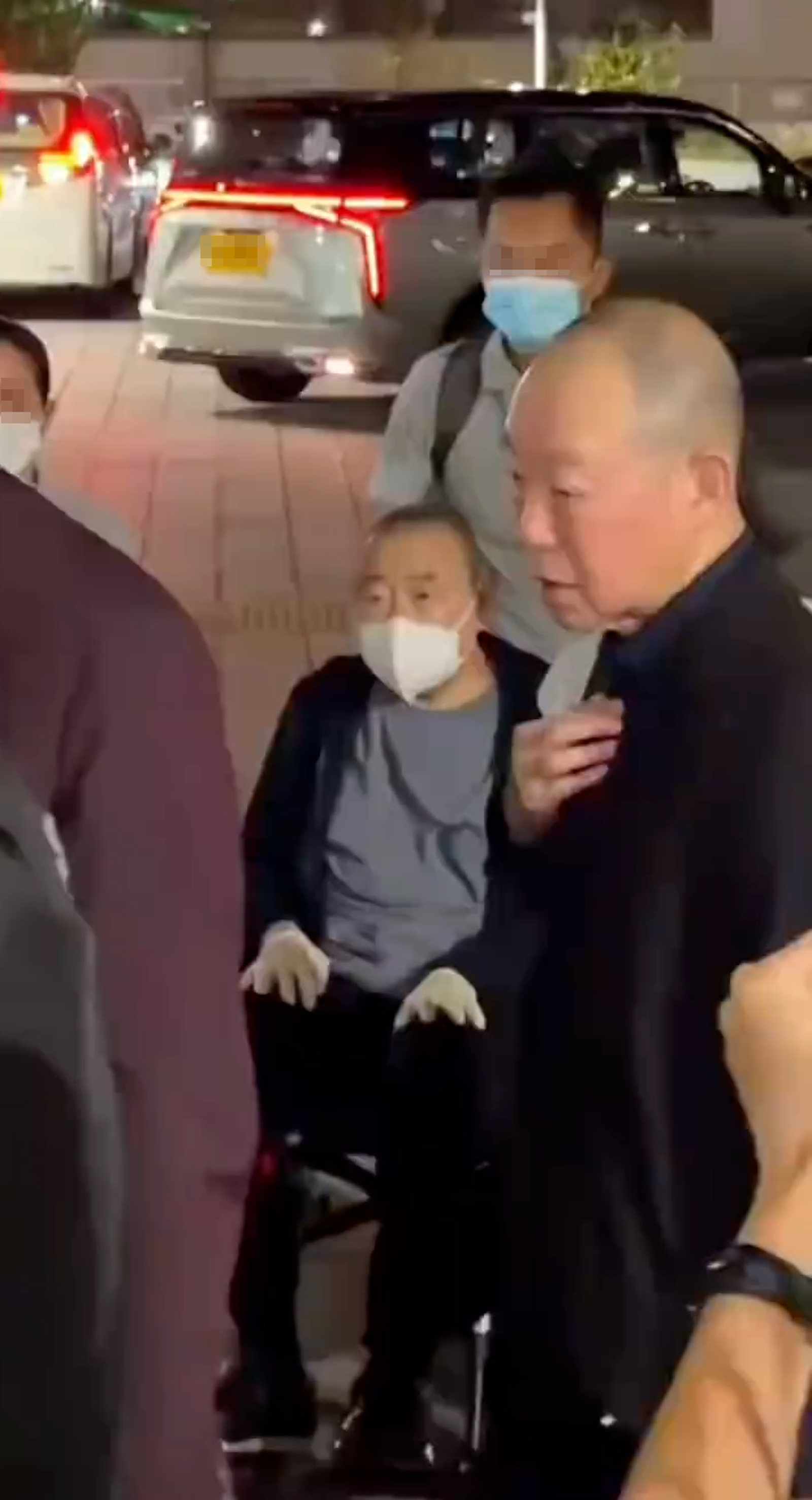 大劉坐輪椅離場，弟弟細劉（右）也在一旁。（翻攝小紅書）
