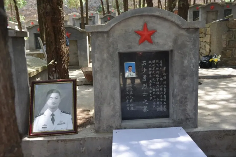 中共解放軍近期接連低調證實2名飛行員於6月10日殉職。其中年僅25歲的海軍中尉石少勇日前舉行安葬儀式,墓碑上載明在「夜間飛行訓練」中犧牲。(翻攝自網路)