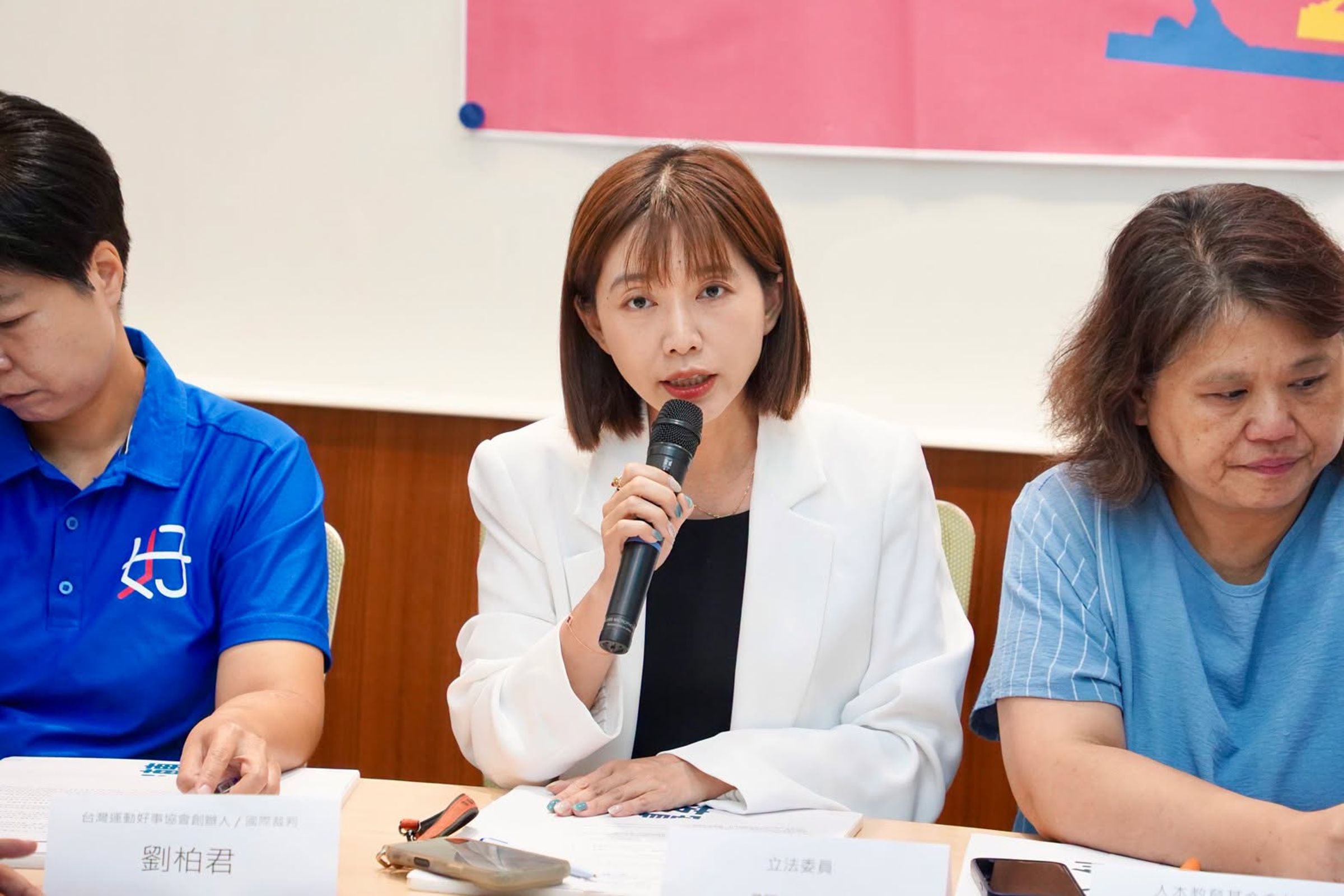 立委張雅琳踢爆,中部一名攀岩教練涉嫌對未成年女學員伸出狼爪,不僅出言性騷擾,更以「放鬆肌肉」為由觸摸私密部位。(翻攝自臉書/張雅琳 Ngalim Tiunn)