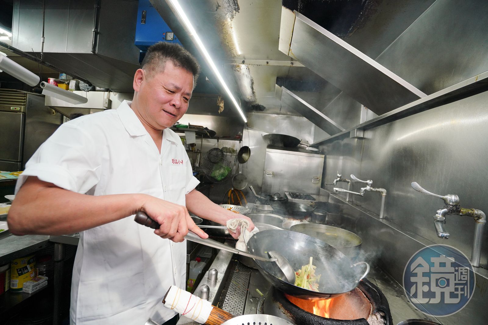 老闆黃朱華16歲就在北平館子當學徒，在金門當兵時曾被參謀長挑進小廚房也在客家、廣東餐館當主廚，入行超過40年。
