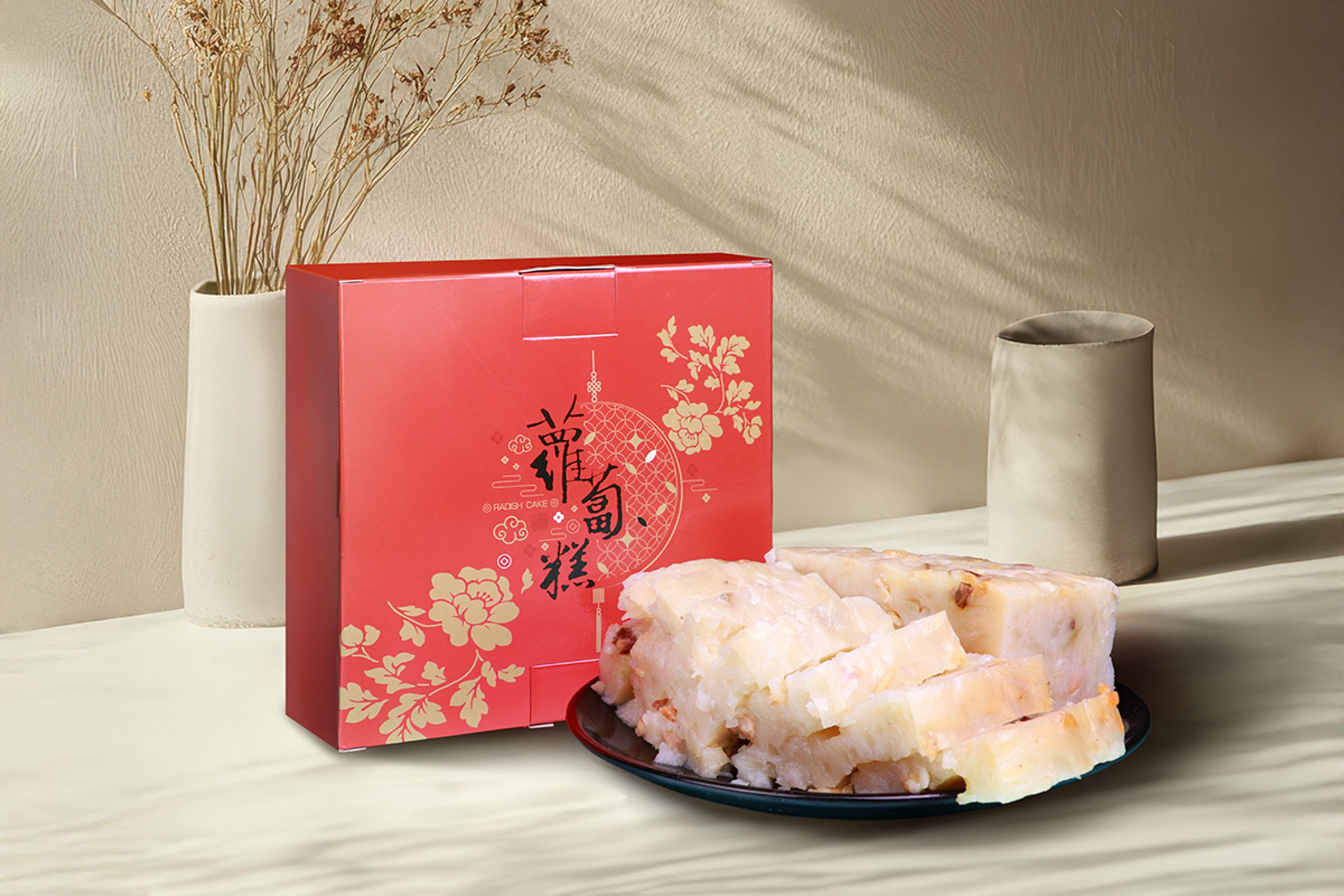單點佛跳牆系列產品即加贈限量「臘味蘿蔔糕」禮盒,內含紮實蘿蔔絲與臘肉鹹香。