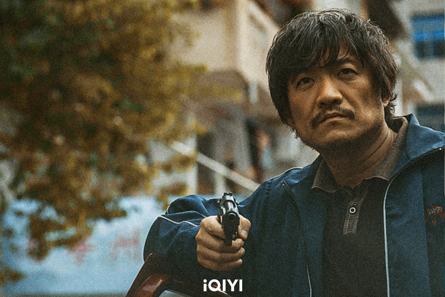 陳明昊飾演案件嫌疑人「王大勇」，失去弟弟的他逃亡10年。（愛奇藝國際站提供）