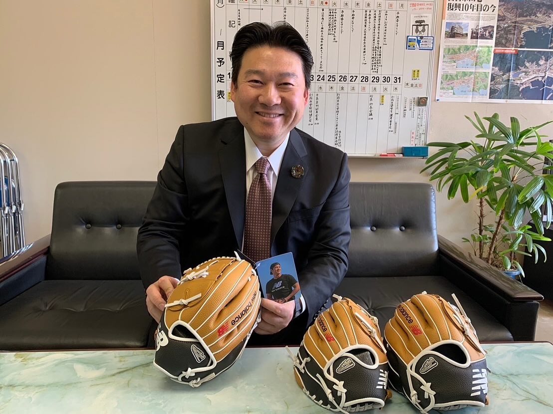 長野恭紘搶在學校前開箱，興奮拍照。（翻攝自長野恭紘臉書）