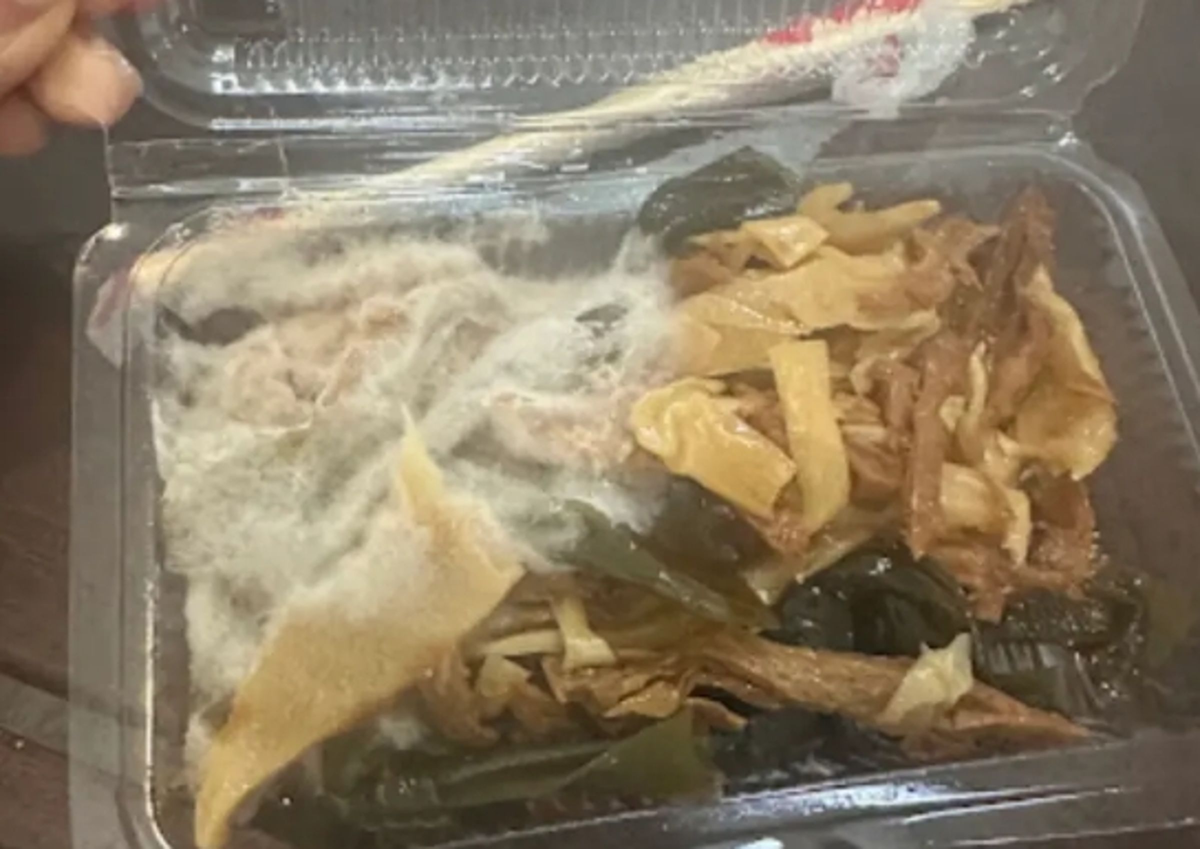 一名網友在社群上PO文抱怨,近日透過知名外送平台點餐,卻沒想到收到長滿菌絲的發霉小菜。(翻攝自Thresds@mavis_1995)