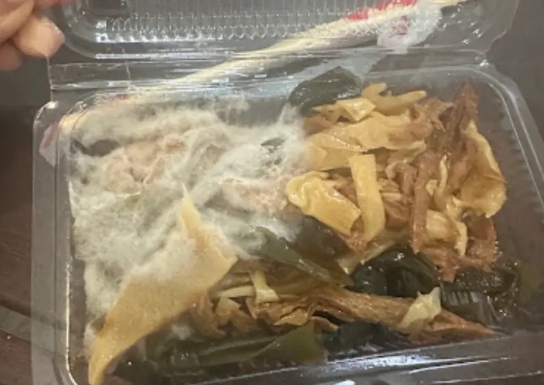 一名網友在社群上PO文抱怨，近日透過知名外送平台點餐，卻沒想到收到長滿菌絲的發霉小菜。（翻攝自Thresds@mavis_1995）