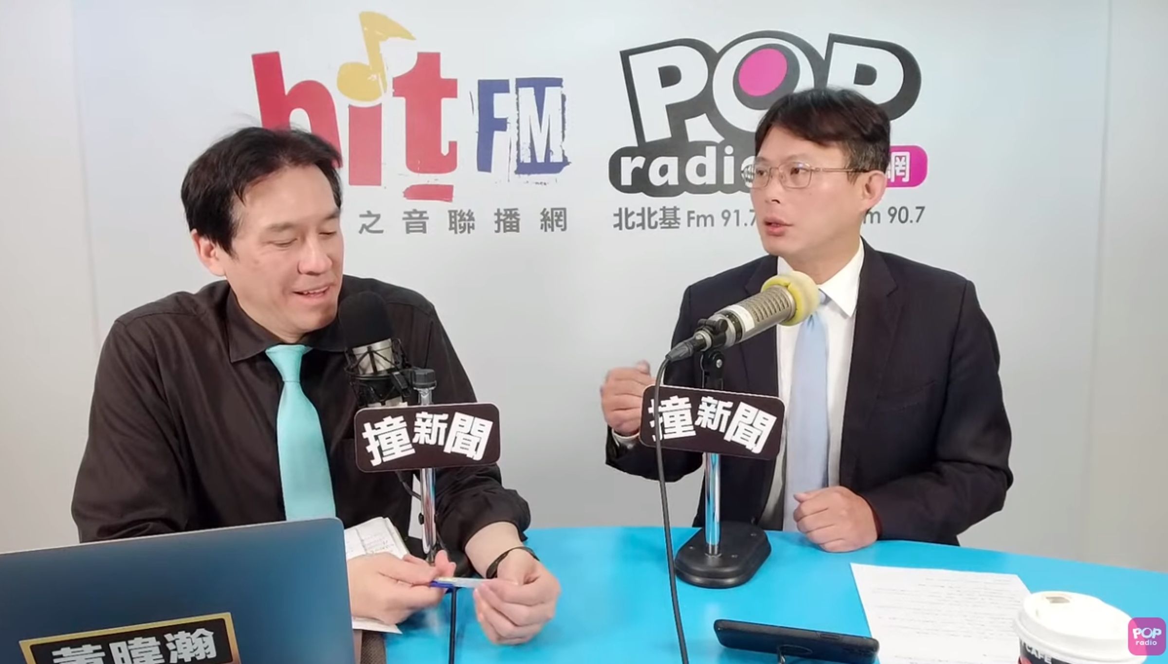 黃國昌(右)今上黃暐瀚(左)節目證實有意選市長。(翻攝自 POP Radio聯播網 官方頻道)