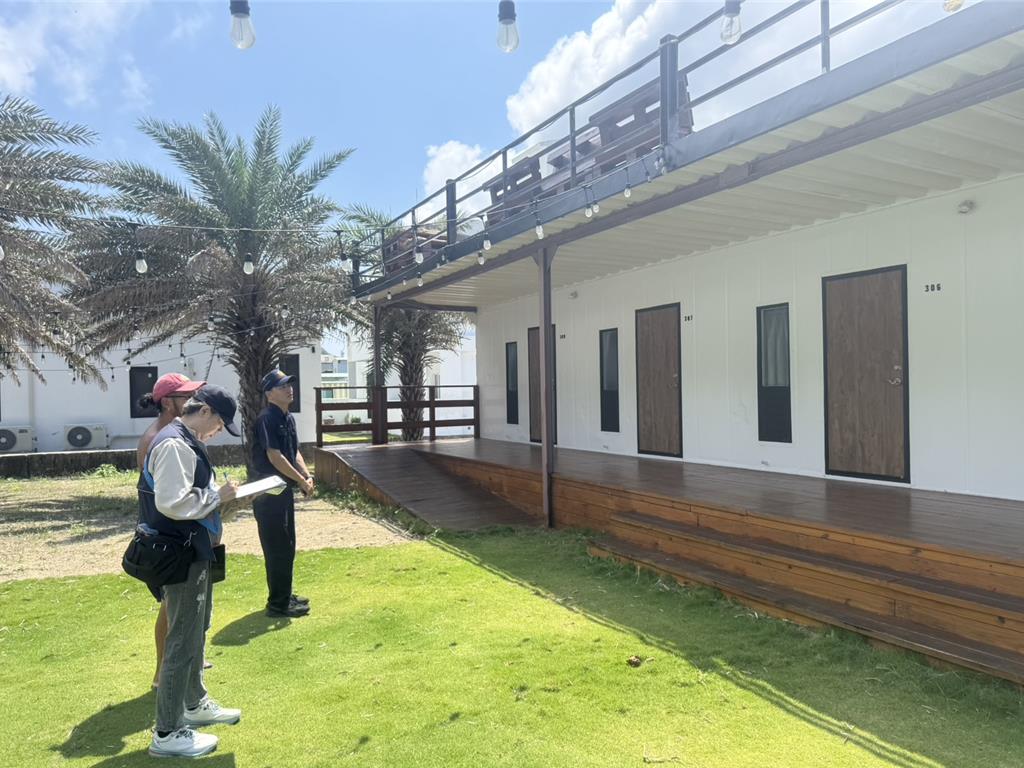 台東綠島「柴口岸」民宿驚傳有偷拍狼，縣府今日會同警察到場稽查。（台東縣政府提供）