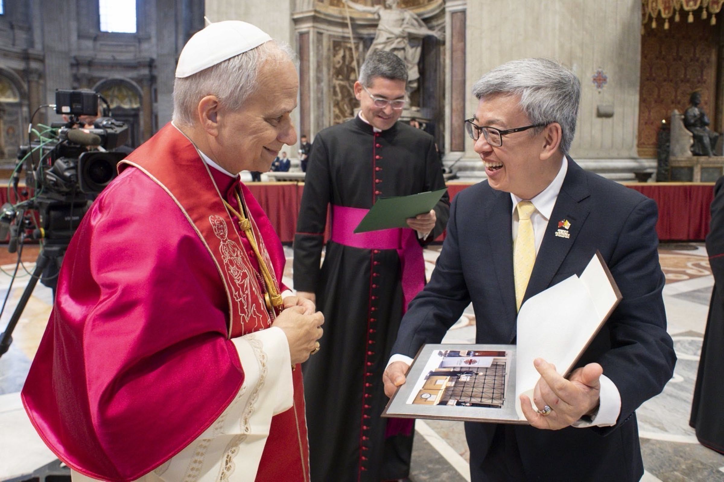 總統特使陳建仁前副總統於典禮後會見教宗良14世(Pope Leo XIV),代表賴清德總統致意,轉達我國政府、人民及天主教社群的誠摯祝賀。(外交部提供)