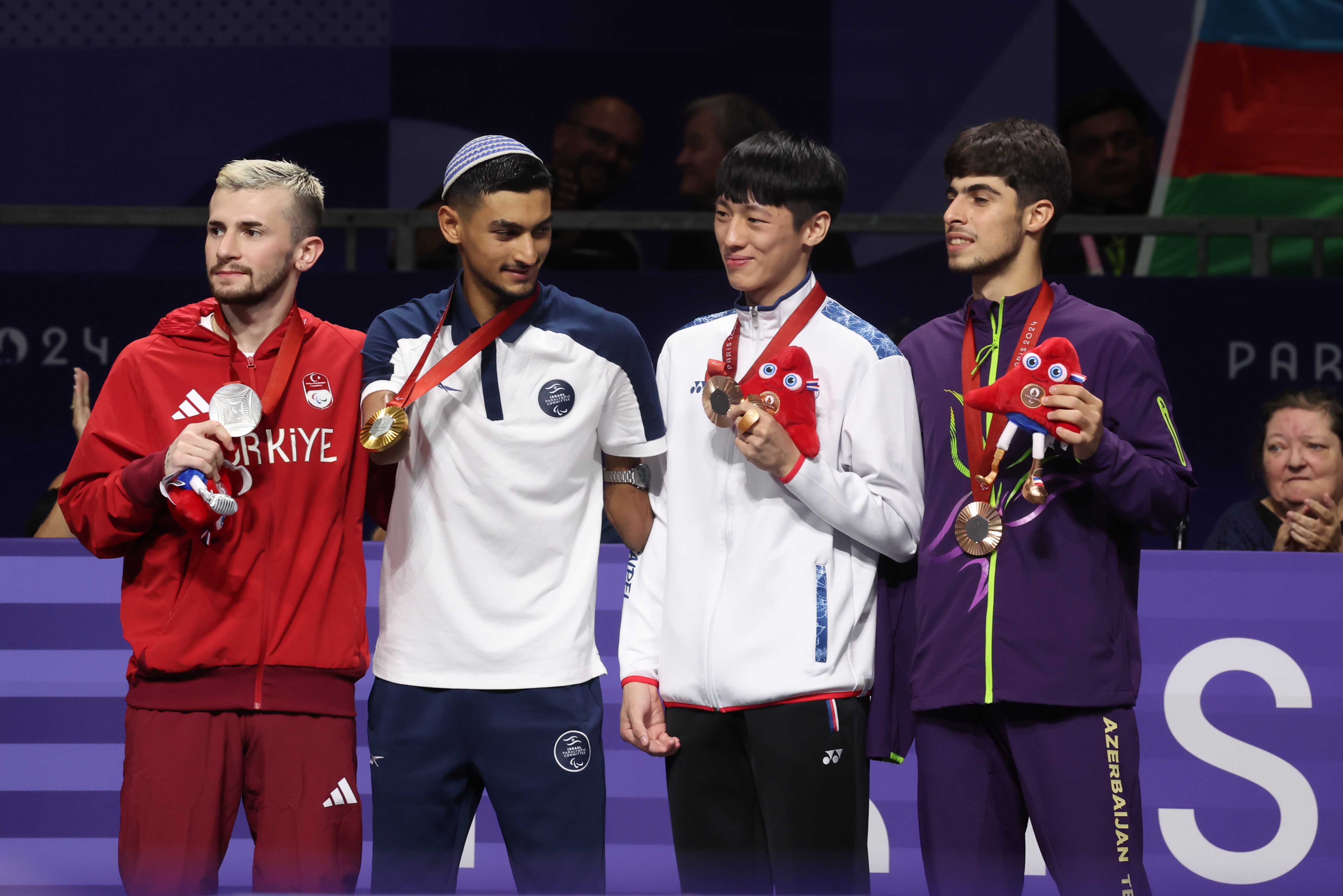 蕭翔文（右2）在帕運跆拳道奪銅，成龍出席擔任頒獎嘉賓。（教育部體育署提供）