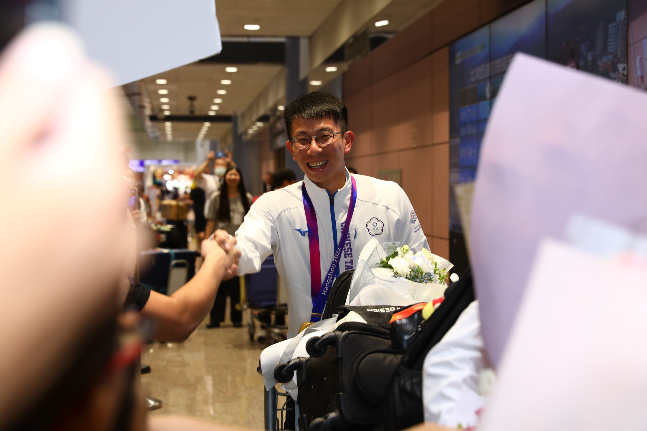 驚天一劈逆轉奪金的黃玉霖昨凱旋歸來，盼金牌能為台灣帶來很多正能量。