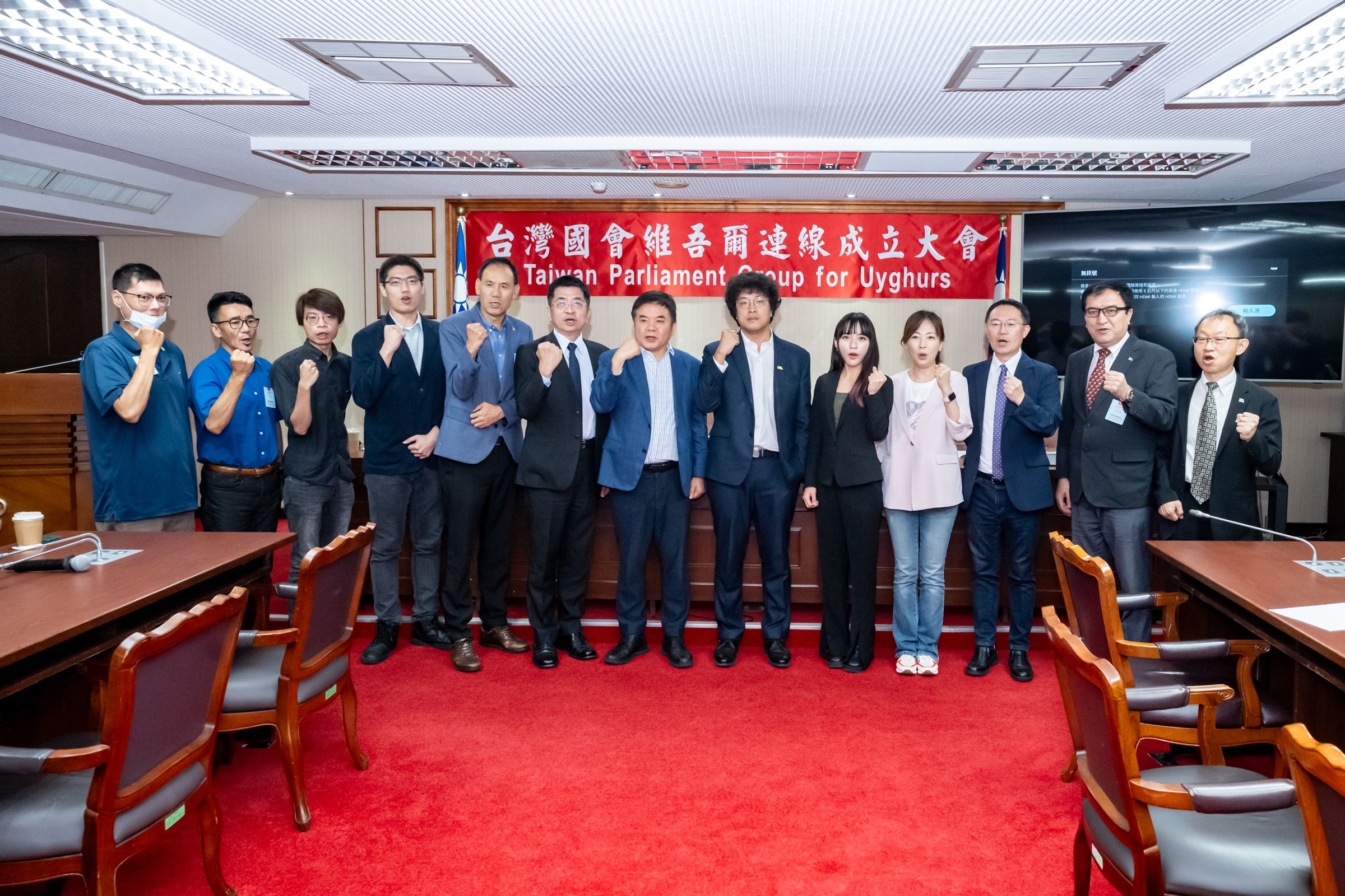民進黨立委沈伯洋與多位民進黨立委發起成立「台灣國會維吾爾連線」。(立法院提供)