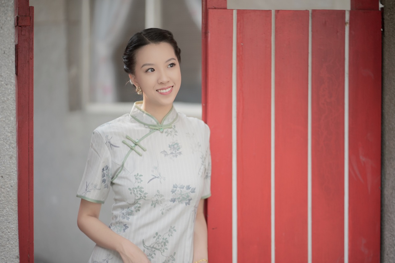 「眷村體驗活動」中可體驗穿旗袍，由專業攝影師拍下美照。（菁桐照相館提供）