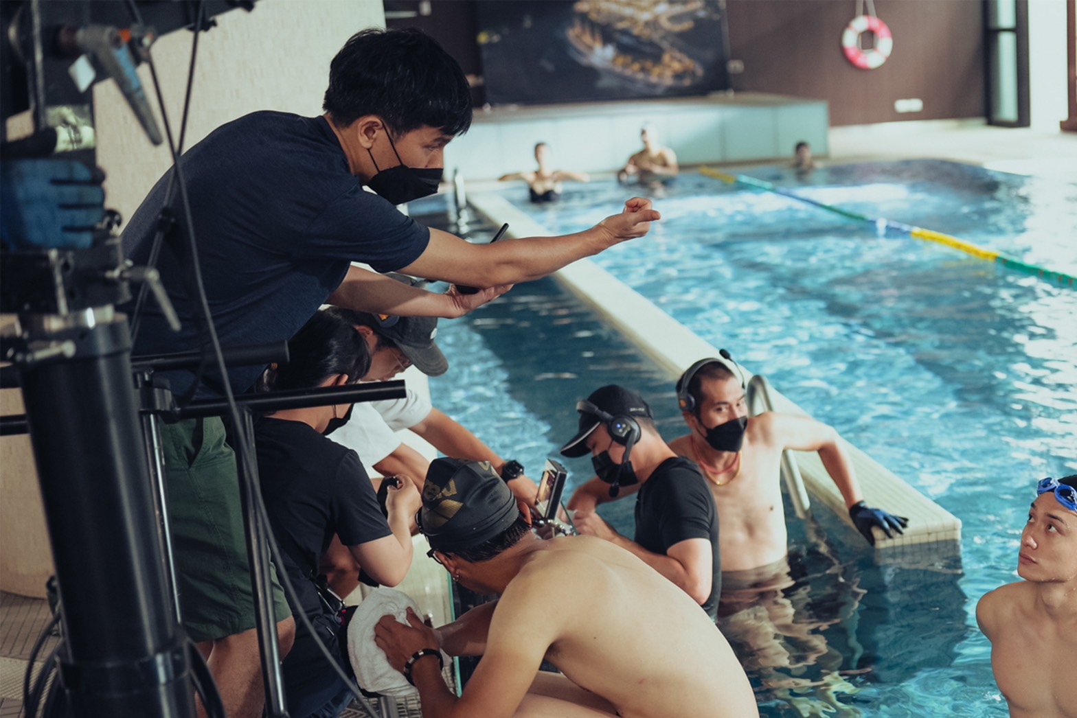 拍攝游泳池戲時，導演靳家驊（左上）在現場指揮工作人員。（CatchPlay提供）　