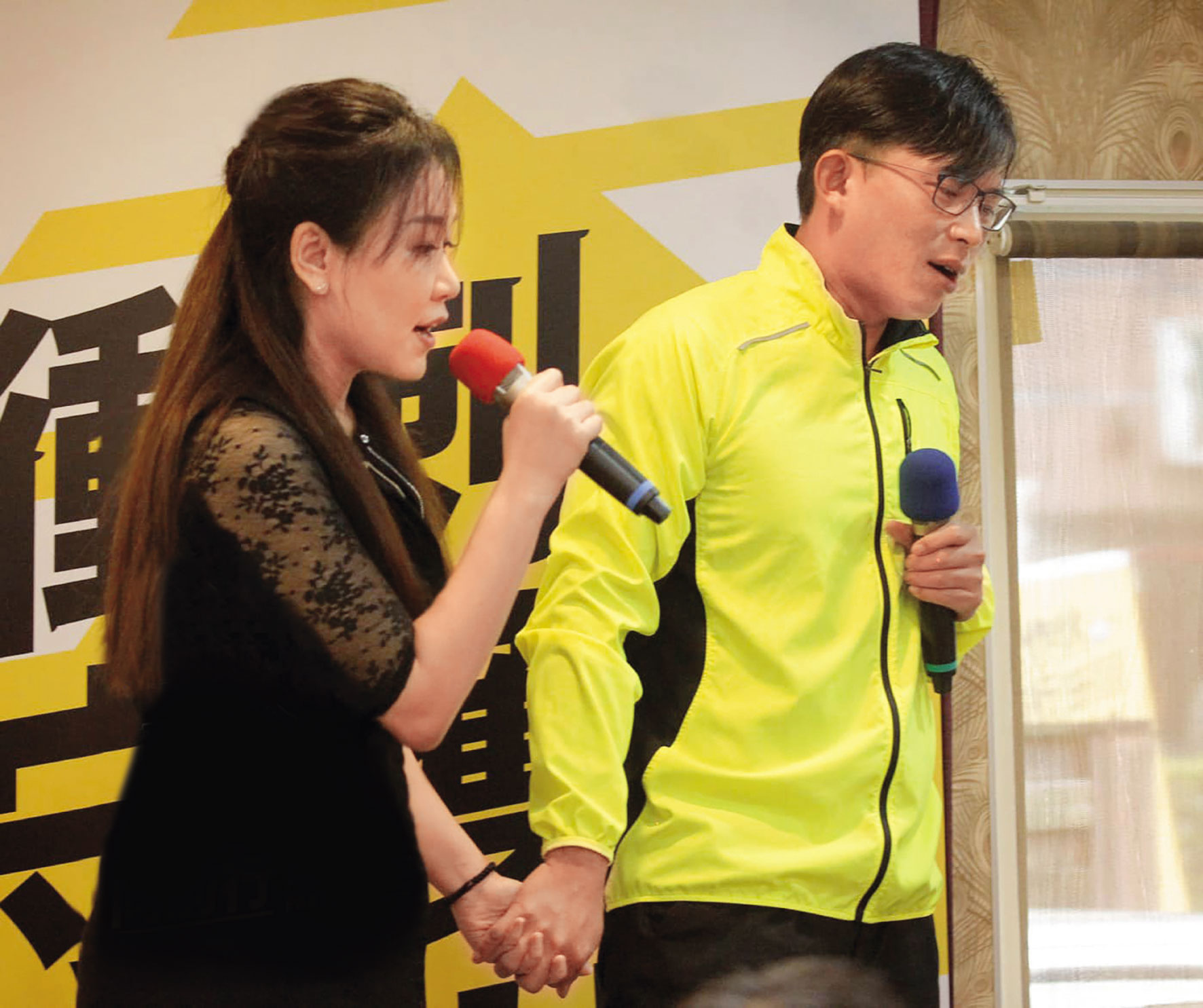 黃國昌（右）妻子高翔（左）的戶籍設在凱思國際負責人李麗娟家裡，雙方關係為何？至今仍未說明。（翻攝賴嘉倫臉書）