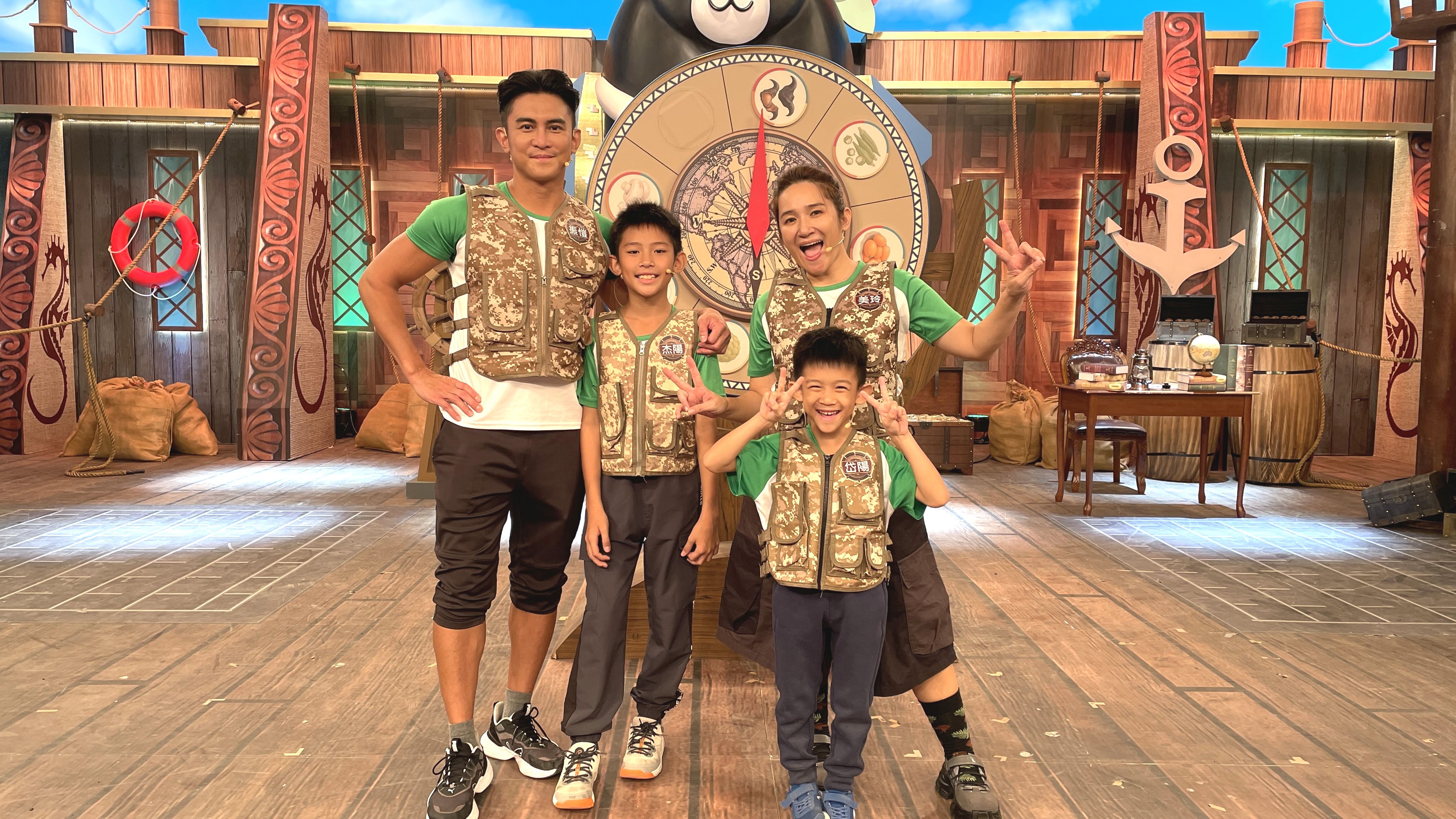 Terry與老婆羅美玲帶著兩個兒子上節目錄影。(公視台語台提供)