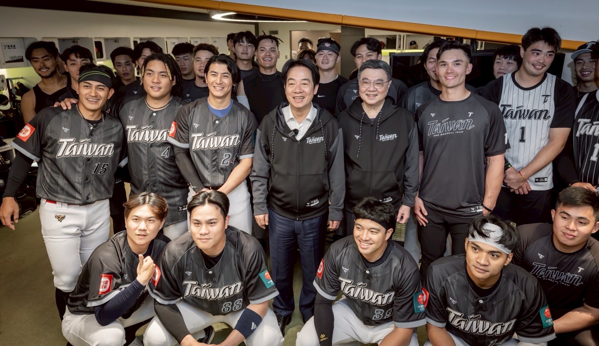 總統賴清德於上個月27日赴大巨蛋觀看中華隊與日本火腿鬥士交流戰，但賽後傳出球員休息室簽名球在內6顆棒球不翼而飛，警方追查後，查出是江姓男子拿走，通知到案，圖為總統當天赴大巨蛋與中華隊成員合照。（翻攝總統賴清德臉書）