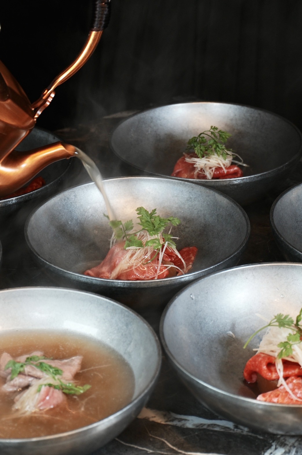 桌邊現沖的「清燉牛肉湯」醇厚暖潤，不用跑台南也能一飽口福。