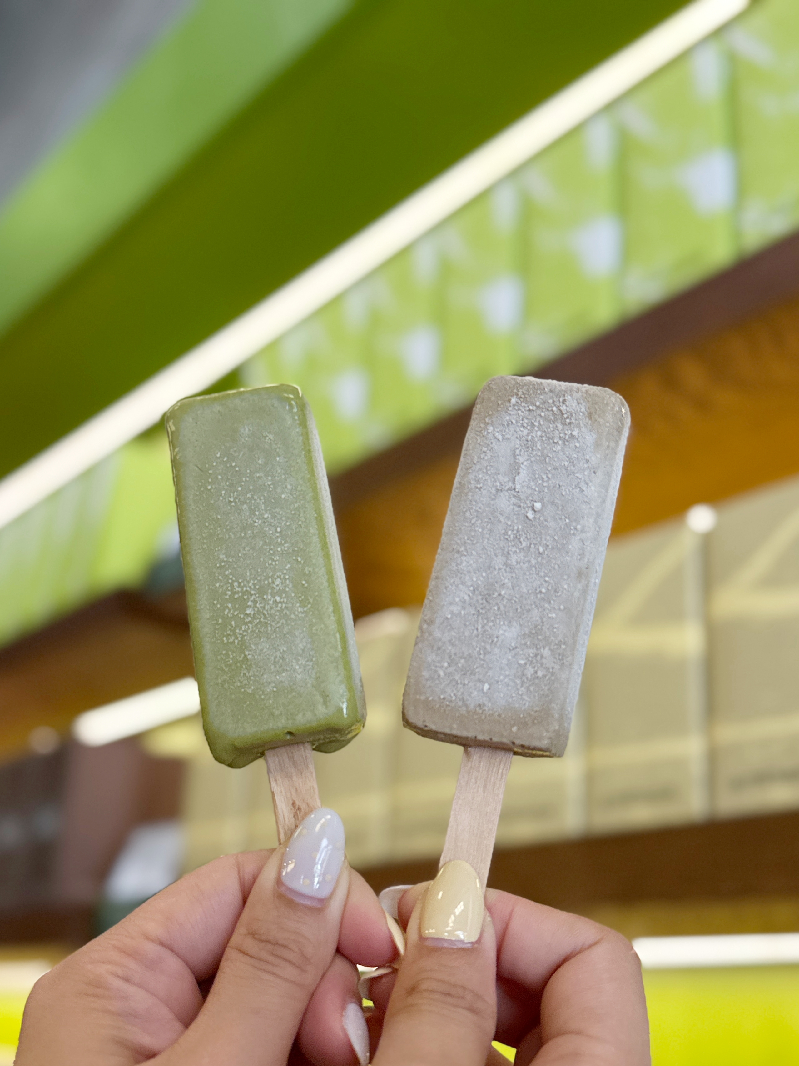 「THÉ ICE CREAM BAR茶雪糕」共有阿里山金萱、台東紅烏龍、坪林鐵觀音及香草牛奶4種口味。(皆49元/支)