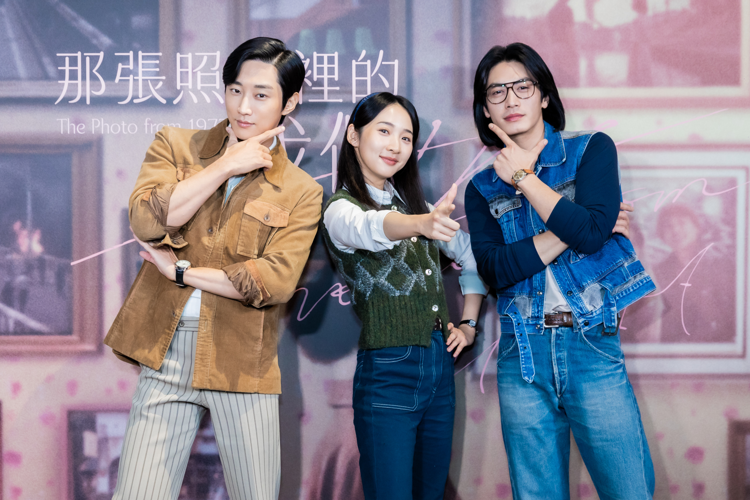 振永（左起）、李沐、宋柏緯合作電影《那張照片裡的我們》，4號以片中造型現身媒體茶敘。（瀚草文創GrX STUDIO提供）