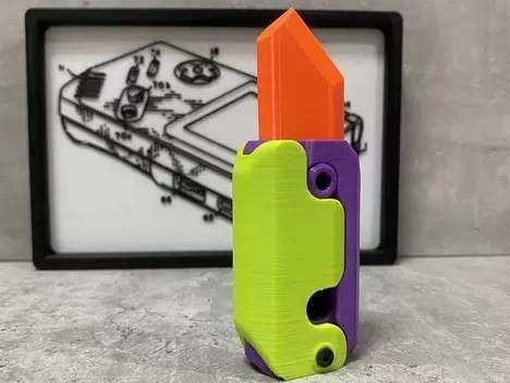 蘿蔔刀在台灣校園風行，不少人擔心其危險性。（翻攝自淘寶）