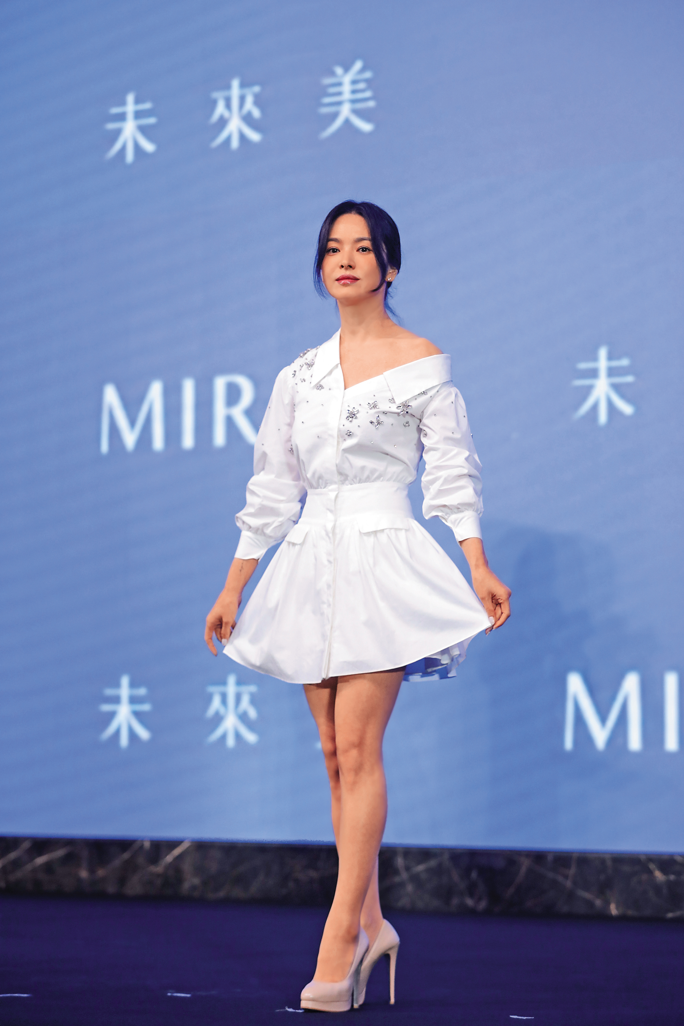 宋慧喬為代言的保養品未來美,在記者會上展現迷人鎖骨、螞蟻腰及纖細雙腿。