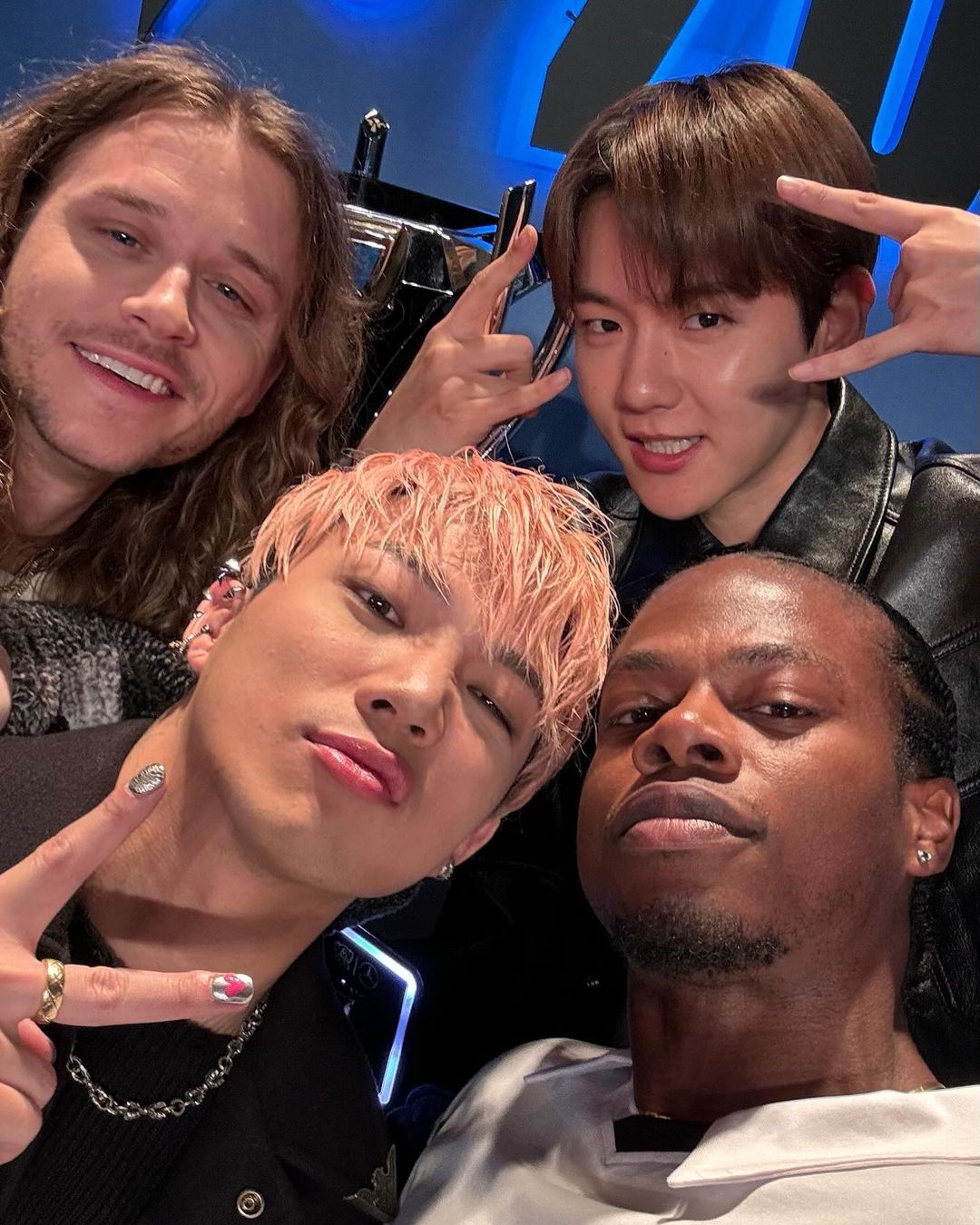 ØZI放上與EXO伯賢、Tobi Lou、Cal Scruby的自拍合照。(翻攝ØZI IG)