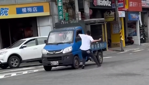 該名隨機攔車的男子，跳起來徒手攻擊貨車。（翻攝自我是楊梅人臉書）