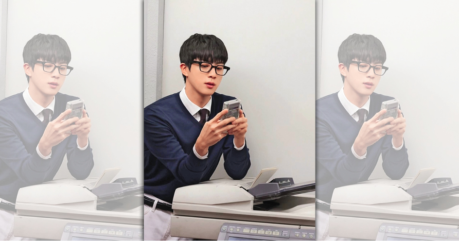 BTS的金碩珍多次入選世界百大最帥臉孔，看這藍衣白褲…歡迎收看大愛會客室～（誤）（翻攝自seokjinism1 IG）