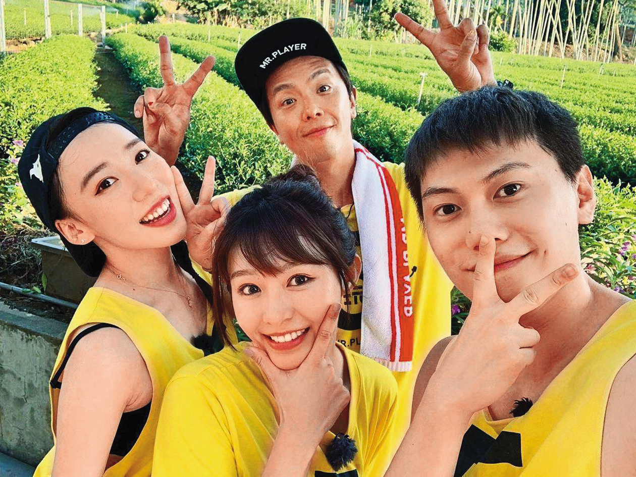 毛弟（右1）與吳品潔分手期間，與陳怡叡（左1）傳出交往，最後疑不歡而散。前排左為林宣、後為小鬼。（翻攝自YURI陳怡叡臉書）