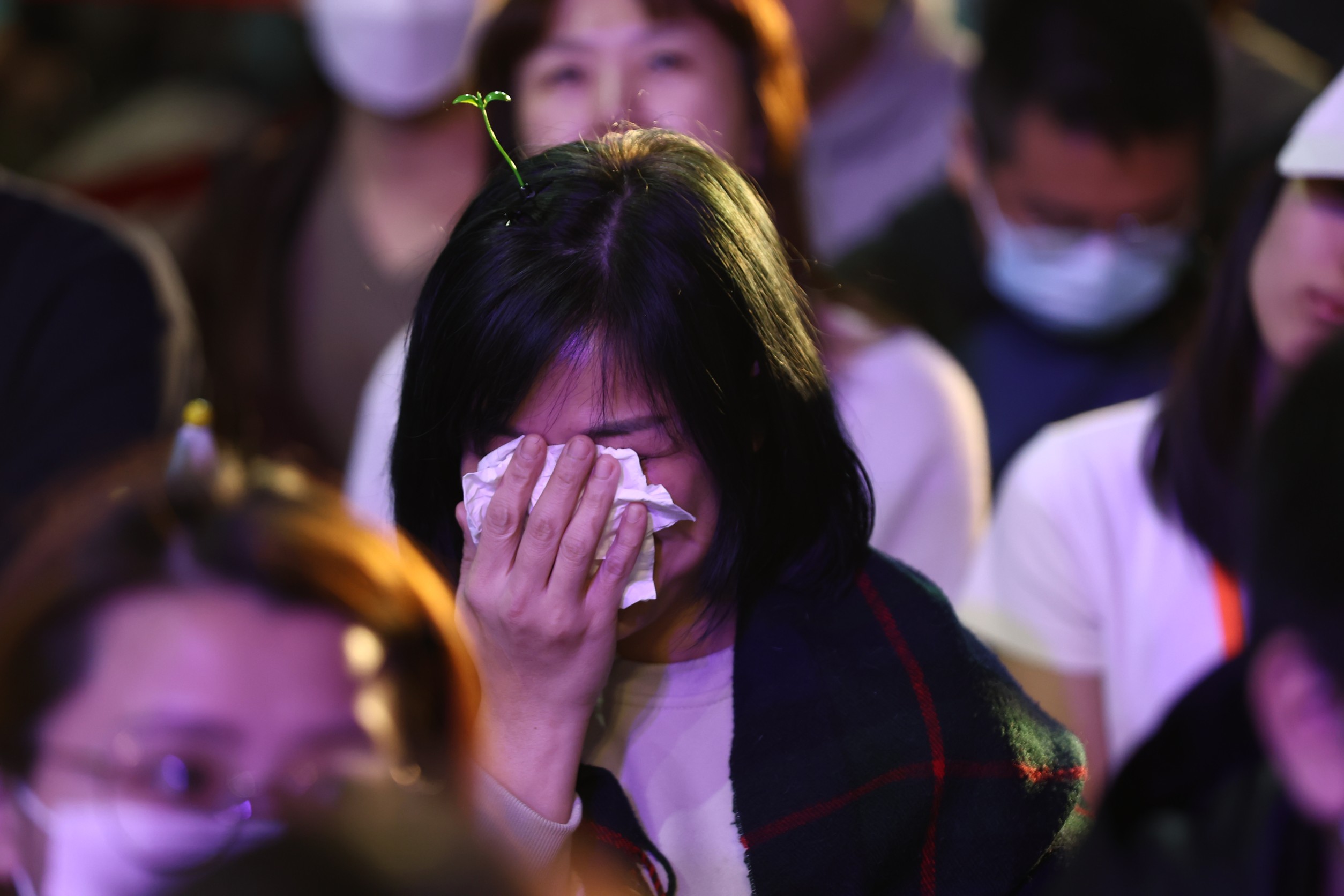 柯文哲支持者抱頭痛哭。