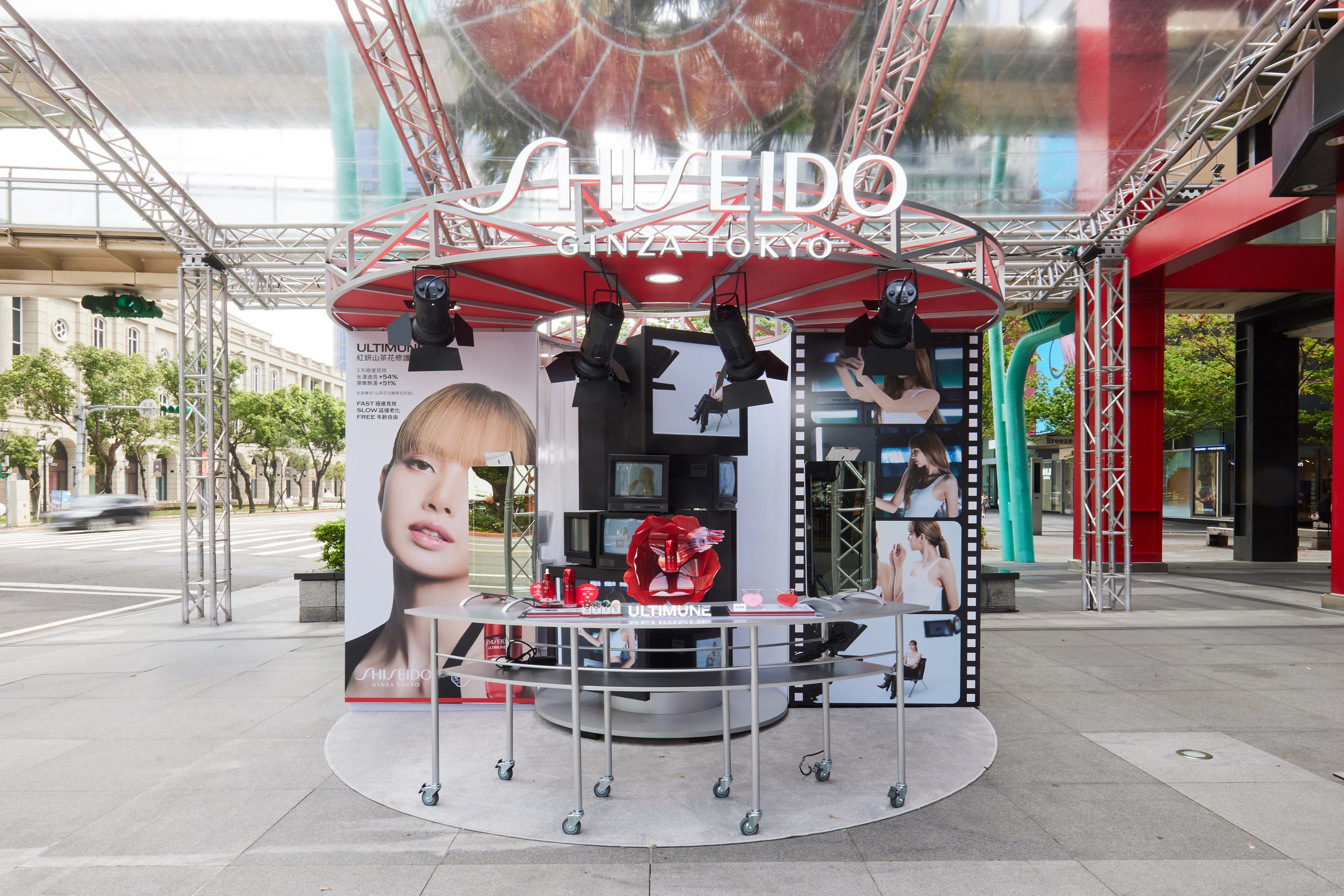「THE ULTIMUNE POP-UP」融合光影裝置與時尚片場概念,打造出360度零死角沈浸式體驗空間,(資生堂國際櫃提供)