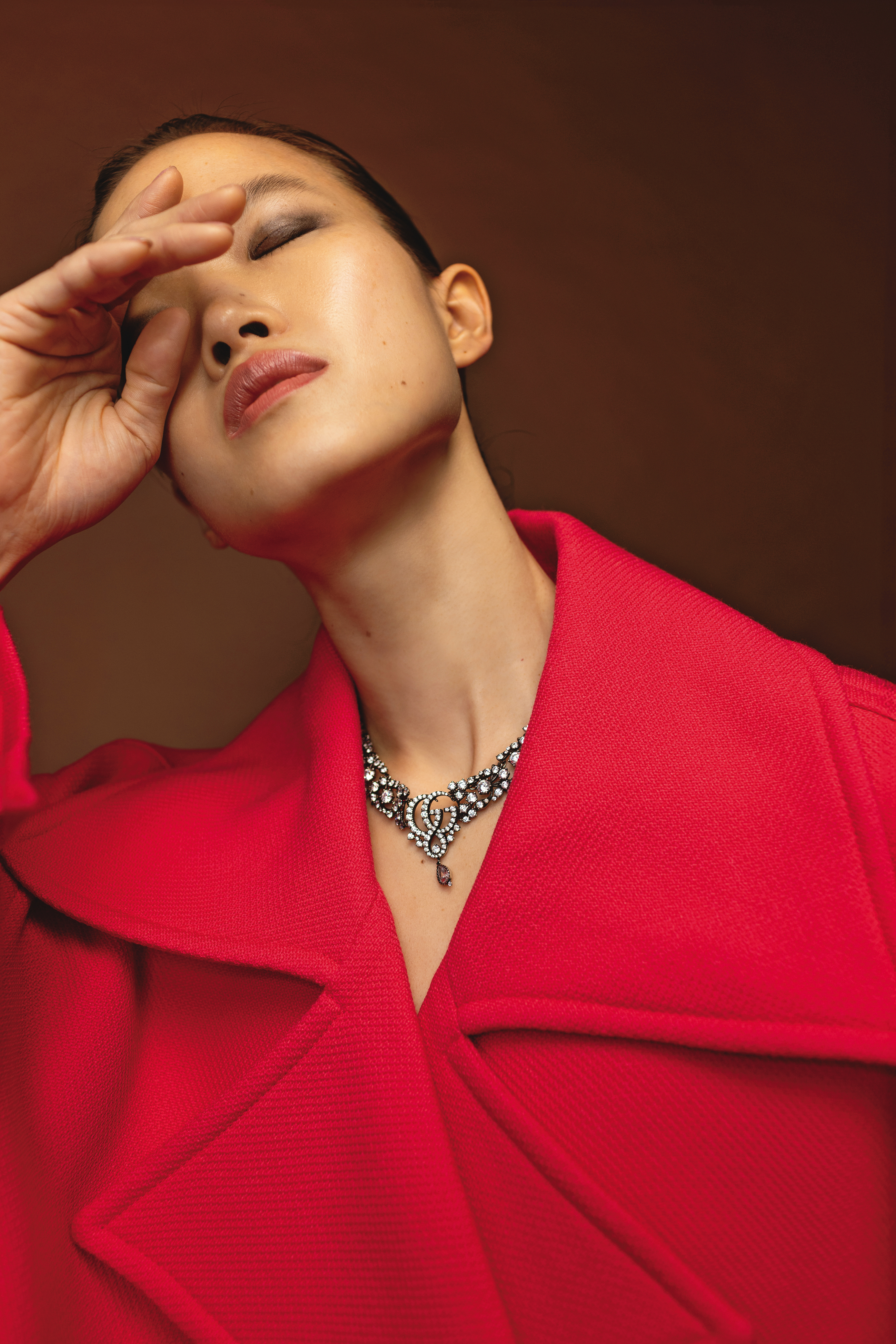 桃紅色大衣 價格店洽 by BALENCIAGA、水晶項鍊 價格店洽 by Gucci