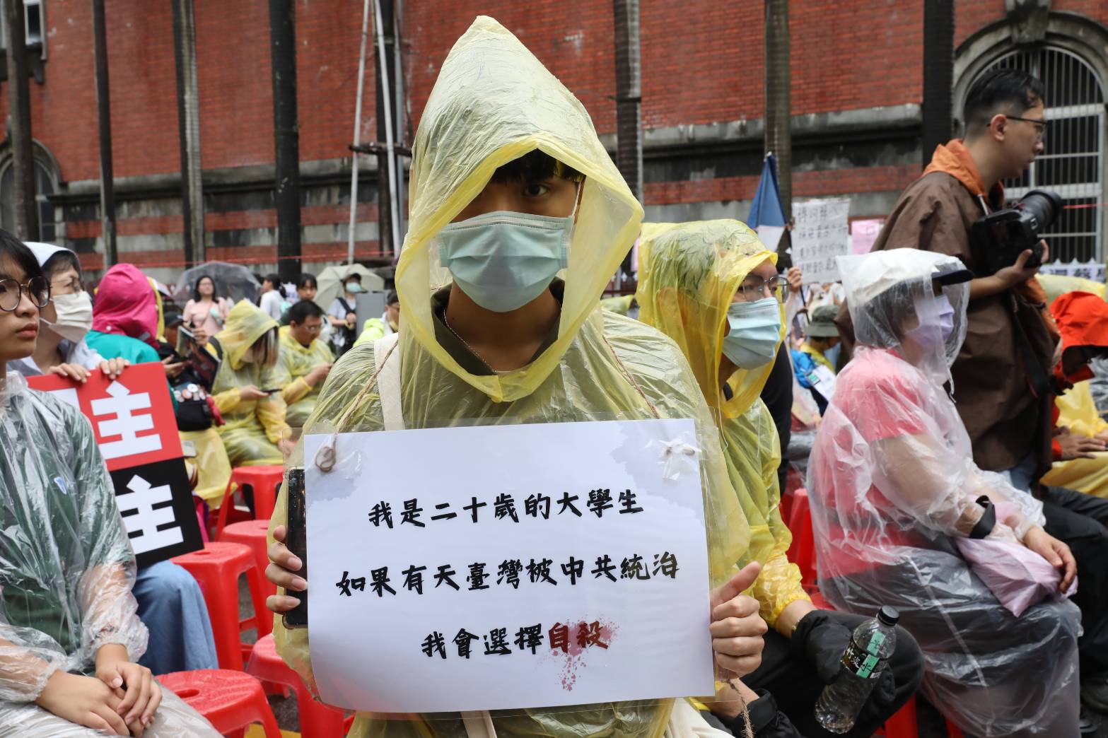 民間團體極力抵制國會試圖強行通過法案之野蠻行為，號召民眾前往立院外集結抗議。