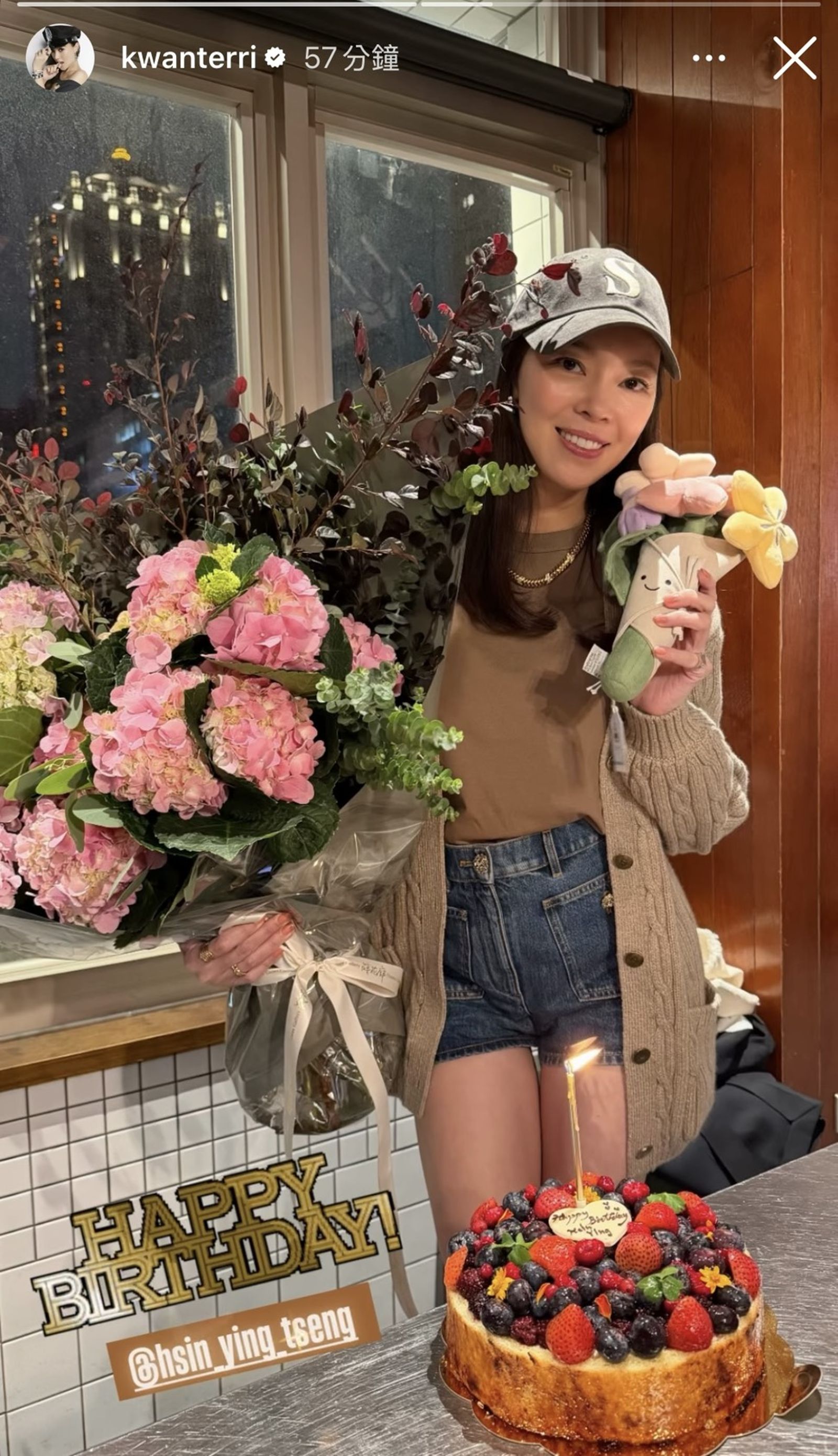 關穎昨在限動PO提前為曾馨瑩51歲慶生照。（翻攝自關穎IG）