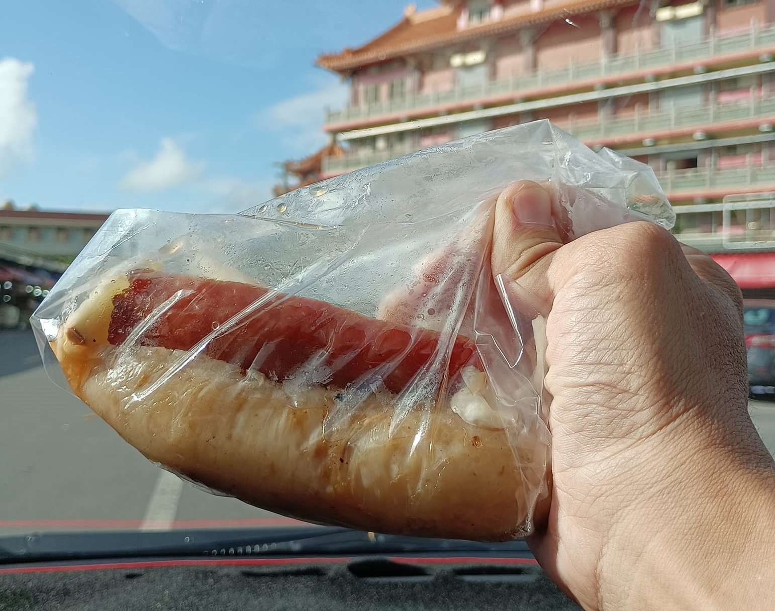 有消費者到屏東車城福安宮時，向附近攤販購買一組大腸包小腸，整組價格為110元，引起網友熱議。（翻攝自爆料公社）