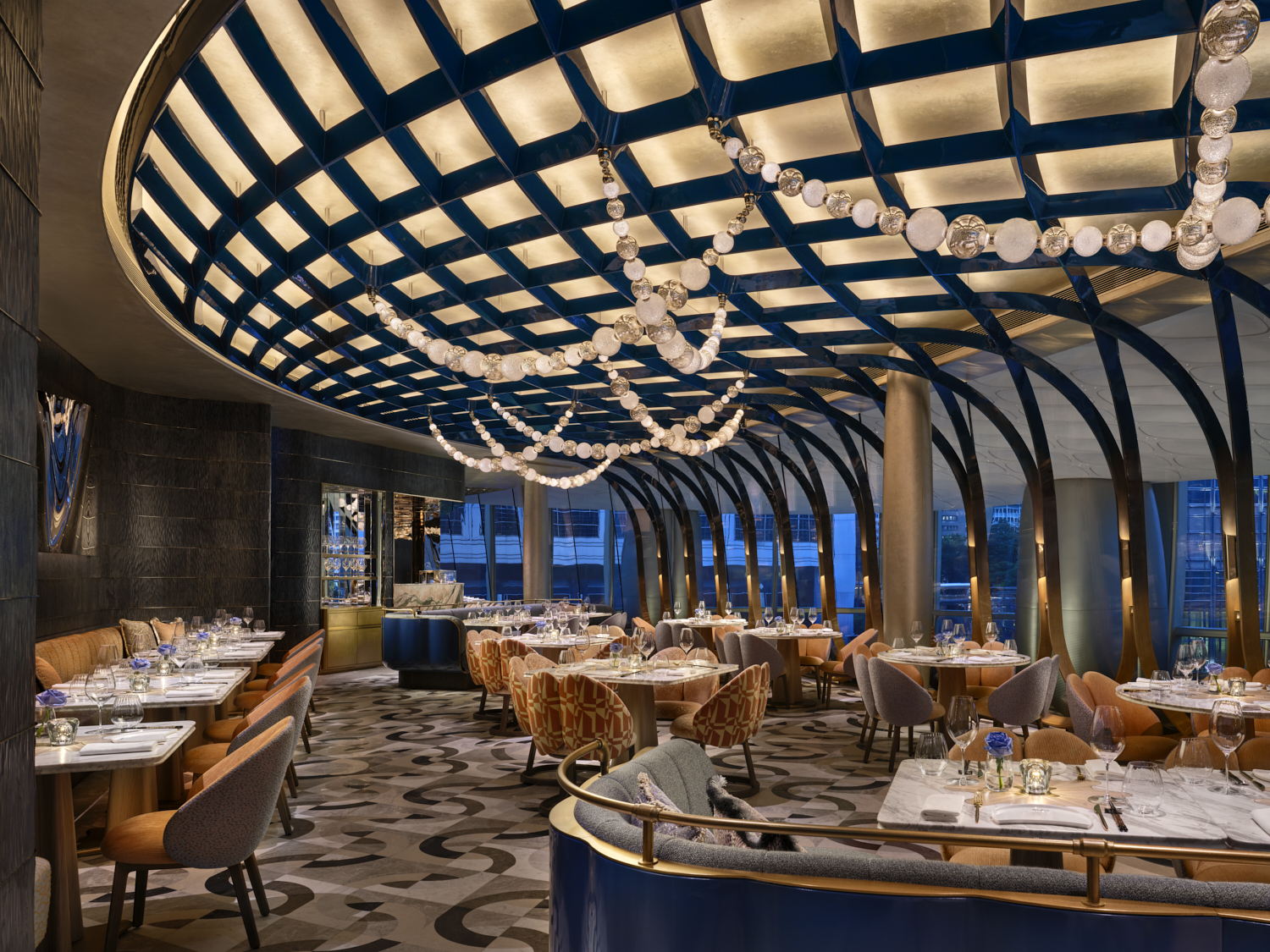 從雪山之巔轉戰美食之巔，名廚Akira Back去年在香港中環新開的餐廳，以融合美日韓的「料理交響樂」重塑高端餐飲體驗。（Akira Back提供）