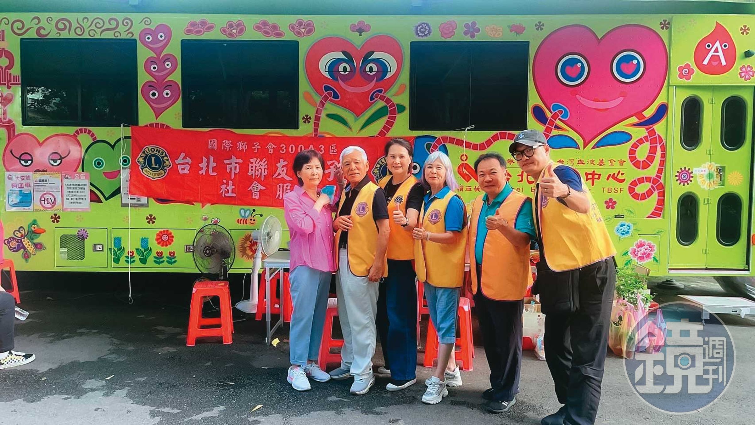 黃至君（右2）熱心公益，為了照顧弱勢，決定投入長照事業。（黃至君提供）