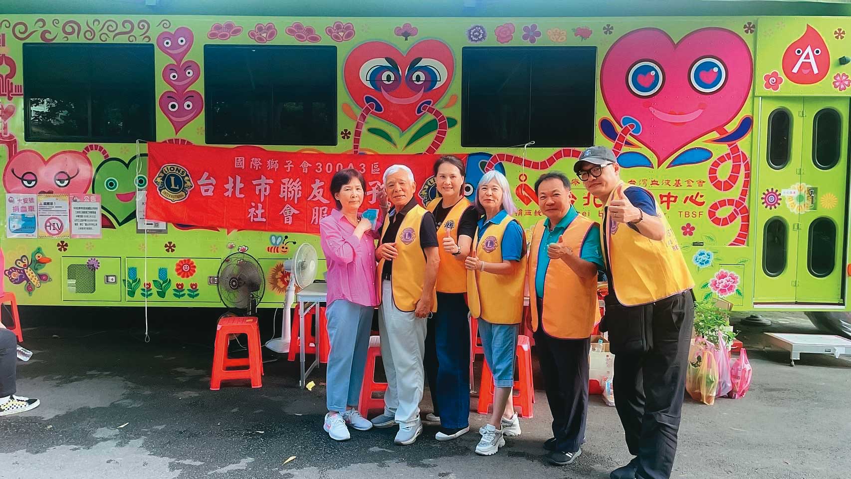 黃至君（右2）熱心公益，為了照顧弱勢，決定投入長照事業。（黃至君提供）