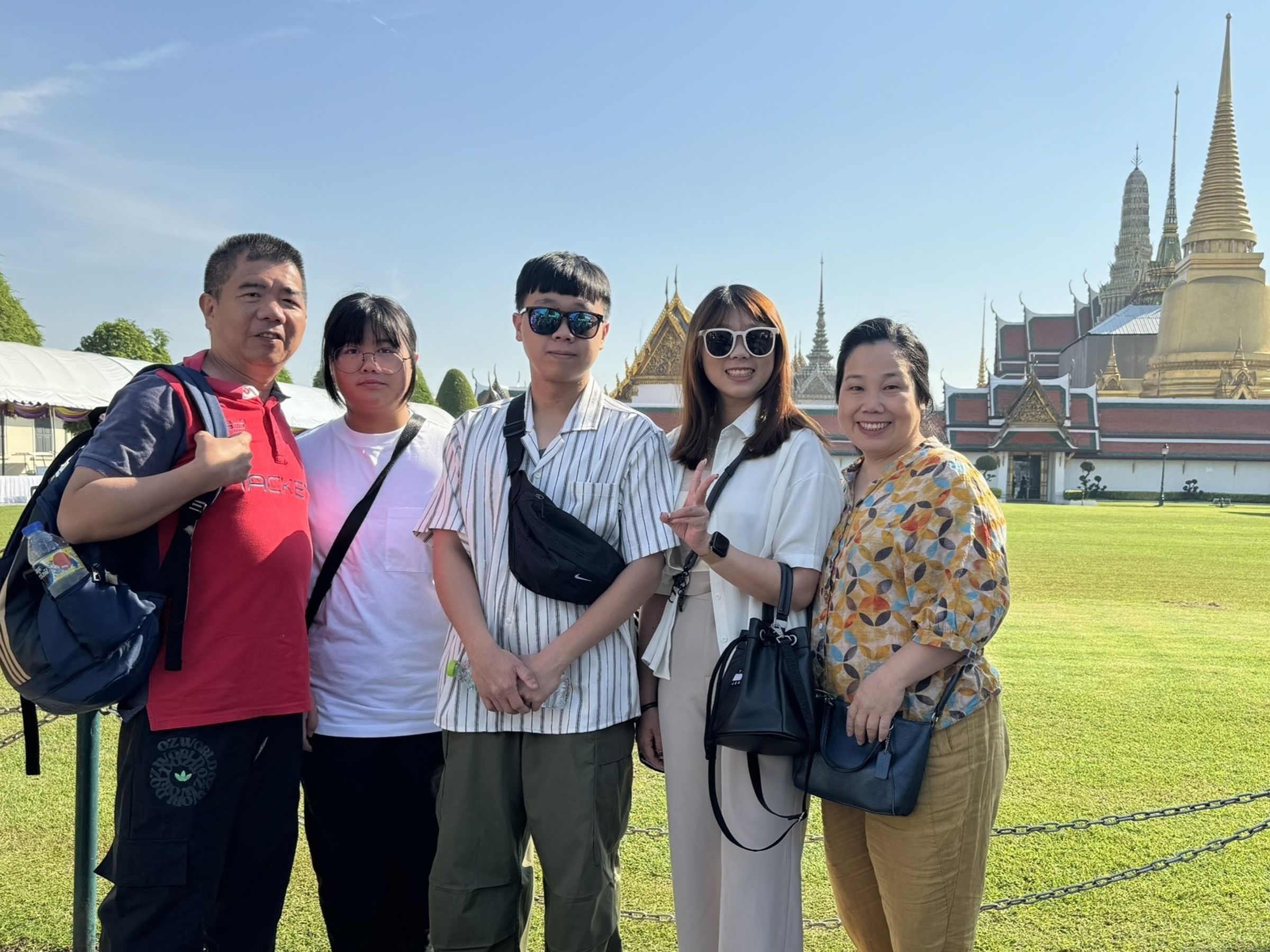 隨著收入的提升,黃莉媛也有餘裕分擔家計,並帶家人出國旅遊。
