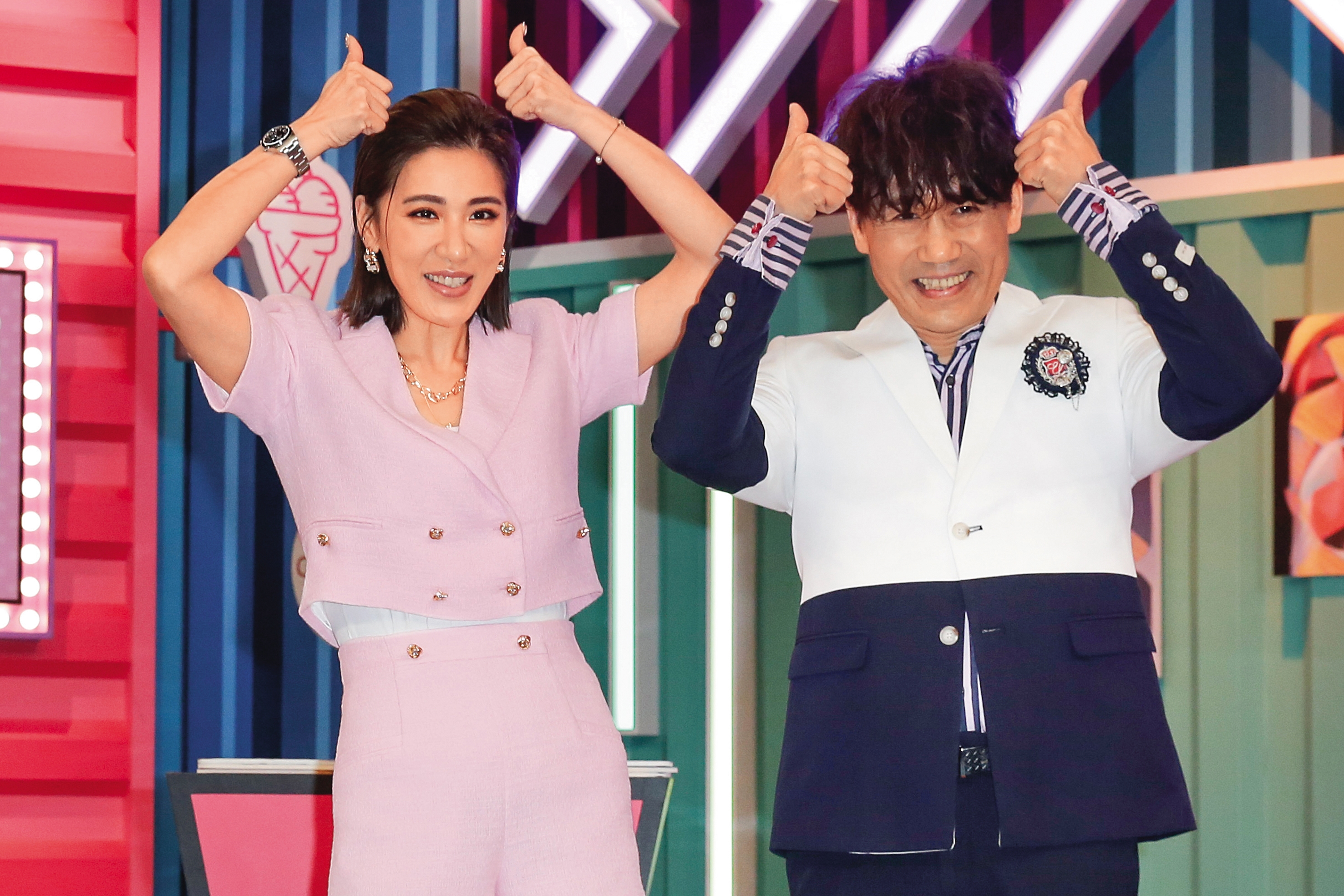 東森推出的創新互動式綜藝節目《今晚開讚吧》，開棚找羅時豐（右）、小禎（左）主持，但去年底收攤，讓羅時豐的收入頓時減少。