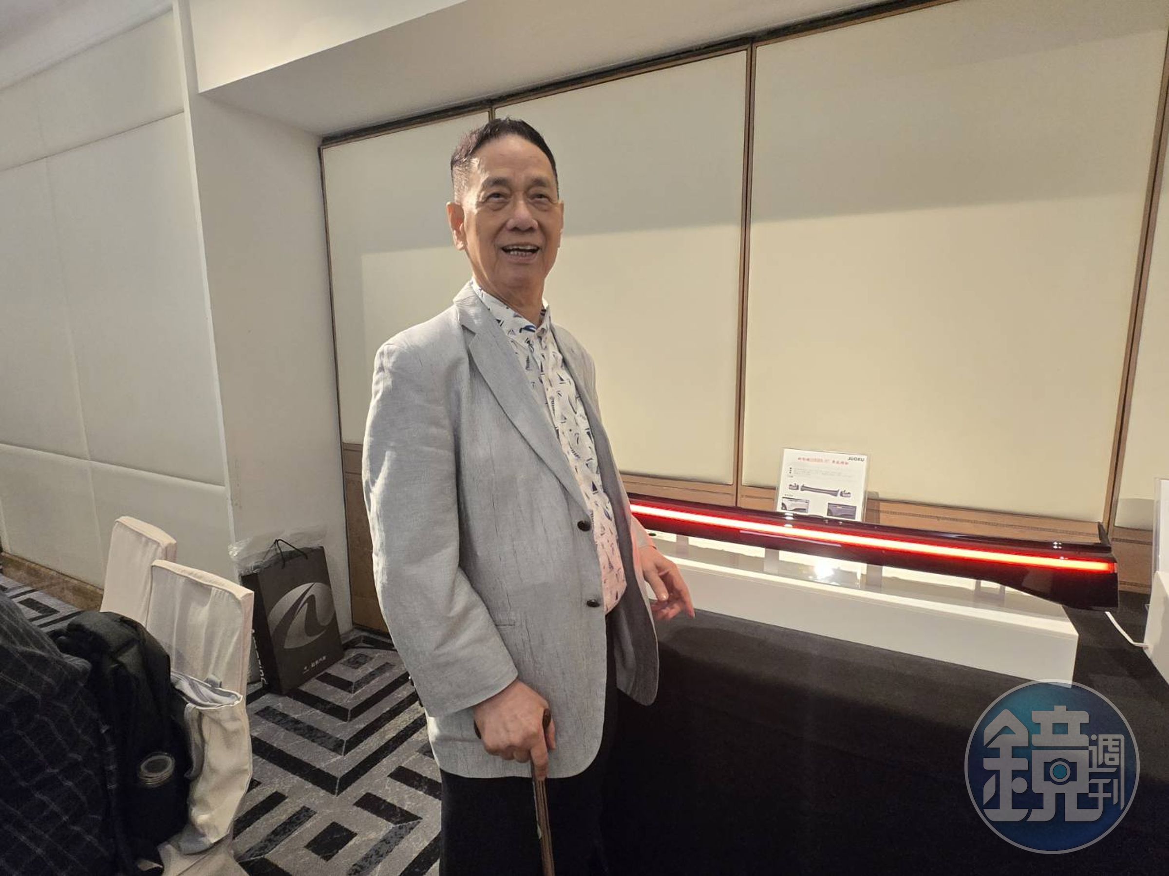 汽車車燈大廠堤維西（1522）旗下子公司儒億科技（6604）預計10月上旬正式掛牌上櫃。堤維西創辦人吳俊佶也罕見現身與儒億科技貫穿式頭尾燈合影。