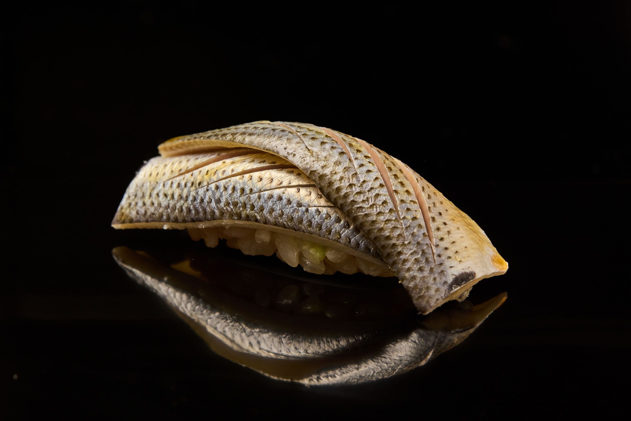 小肌是江戶前壽司的代表性食材之一，也是料理長最喜愛的魚種，處理難度相當高。（鮨嘉仁提供）
