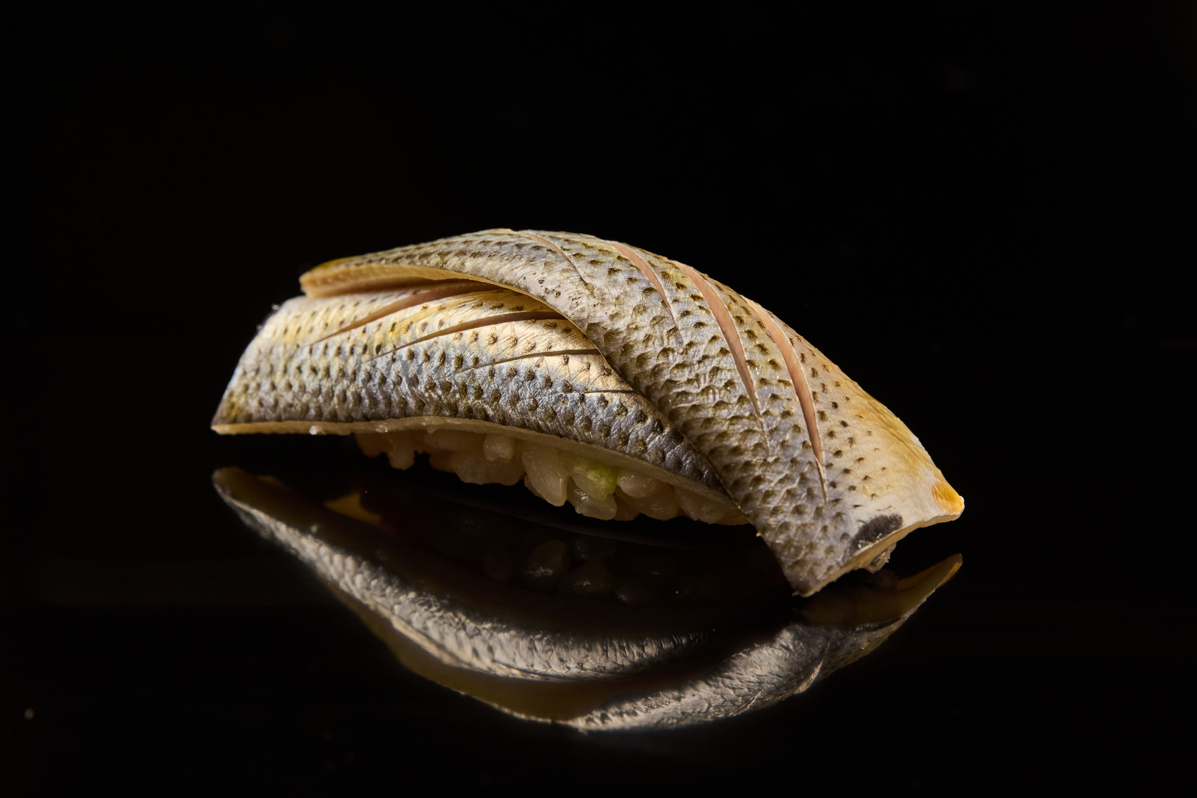 小肌是江戶前壽司的代表性食材之一，也是料理長最喜愛的魚種，處理難度相當高。（鮨嘉仁提供）