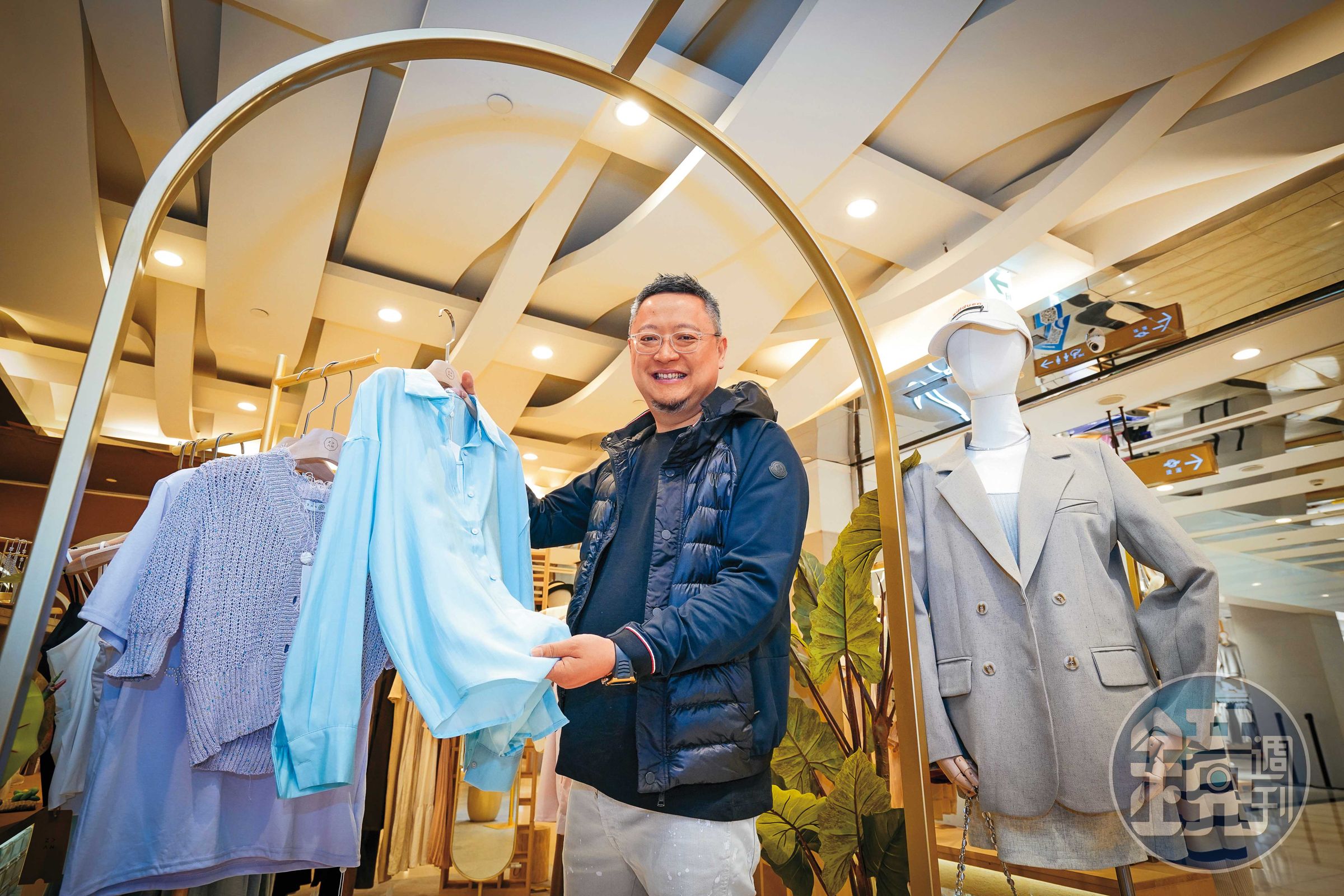 韓系服飾冉冉靠精準採購及合理價格受小資女歡迎,5年內進駐20家百貨櫃位。創辦人楊智淵在業界以靈活著稱,帶領公司熬過疫情,去年營收上看兩億元。